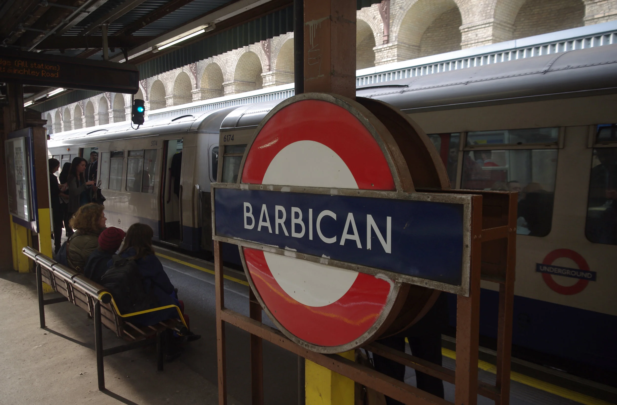 Barbican_tube_station_MMB_06.jpg