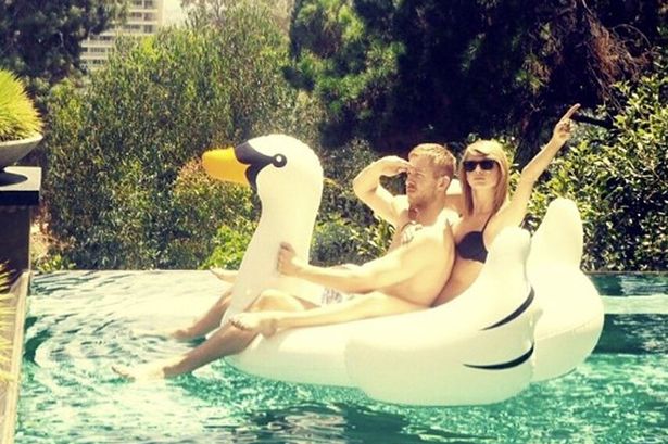 Taylor-Swift-inflatable-swan.jpg