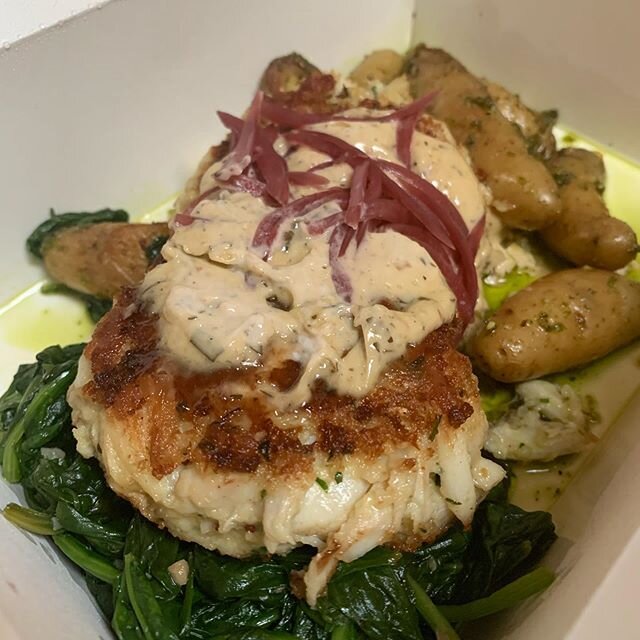 @lopossumrva unplugged pop-up plating defies takeout box. So damn happy to see @chefdavidshannon and eat his team&rsquo;s food this evening.#rvadine #crabcakes #defyinggravity #friday