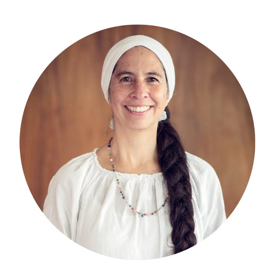 Sat Prakash Kaur Co – creadora y fundadora de Siri Prem. Psicóloga educativa y con especialización superior en Gerencia Social. Profesora de Kundalini Yoga, especializada en yoga para mujeres. Forma parte del equipo de la Fundación Mujer de Luz Ecuador. Frase Favorita: “ Tómate un minuto al día para ser tú mismo, para respirar una respiración por minuto, para amarte a ti mismo, para sentir que eres divino. En ese minuto siente paz dentro de ti, siente paz con todas las personas.” - Yogi Bhajan - 