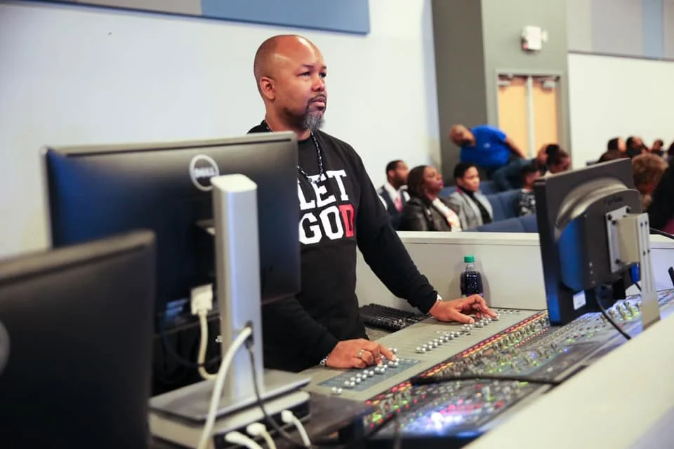 AUDIO ENGINEERAs our in-house audio engineer, you are responsible for all sound and audio in the sanctuary. This includes every vocalist microphone, crowd mics, preach mics, etc.