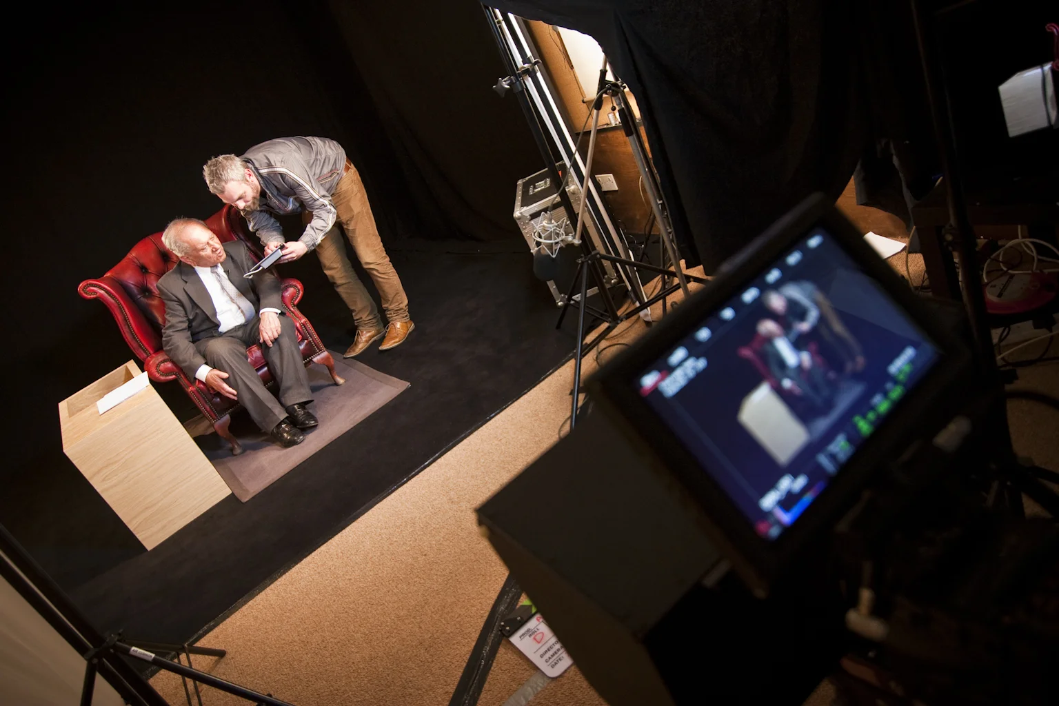  Arek Hersch being shown his 3D body scan 