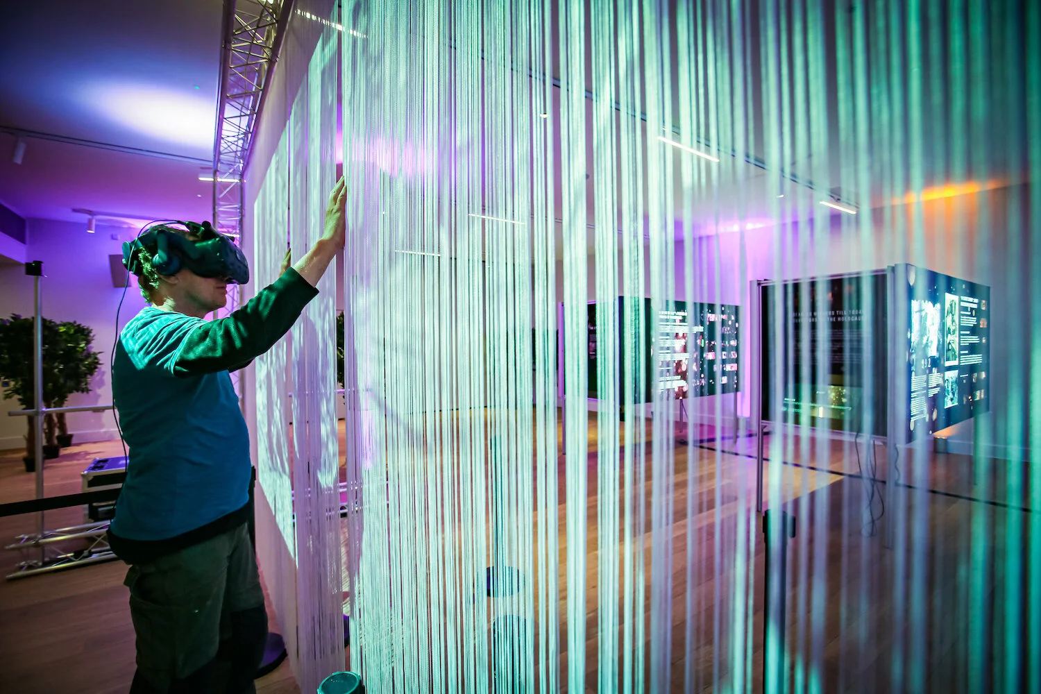  Approaching the image to break through into Mixed Reality Lab’s VR world 