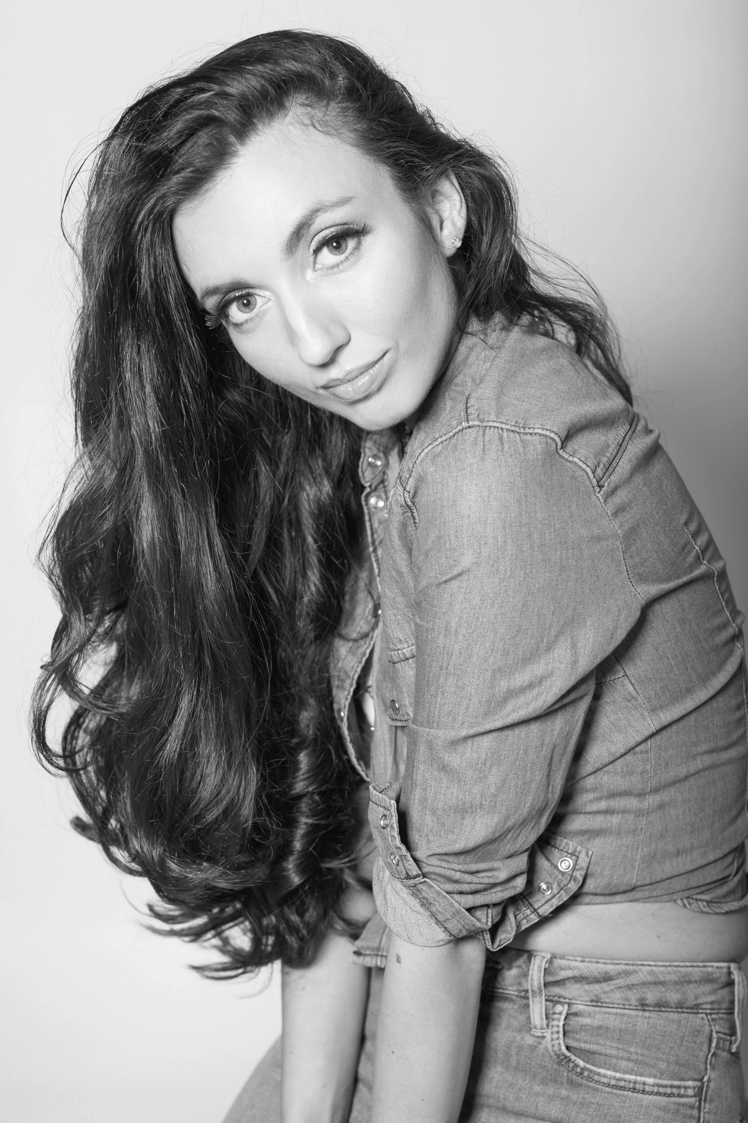 CARYS DICKENS DANCE TEACHER ISTD DDE Carys began dancing at the age of 3, where she trained in RAD Ballet & ISTD Tap & Modern. Aged 18, she then proceeded to train professionally at Performers College & Tiffany Theatre College, where she gained her DDI Tap & Modern Theatre qualifications. After dancing professionally for several years, performing in the UK, China and on Costa & Tallink/Silja cruise lines, Carys then returned to South Wales to complete the DDE qualification in Tap & Modern Theatre, which she studied for at Bristol College of Dancing. Carys is experienced in lots of different genres including jazz, commercial, contemporary & musical theatre, to name a few.