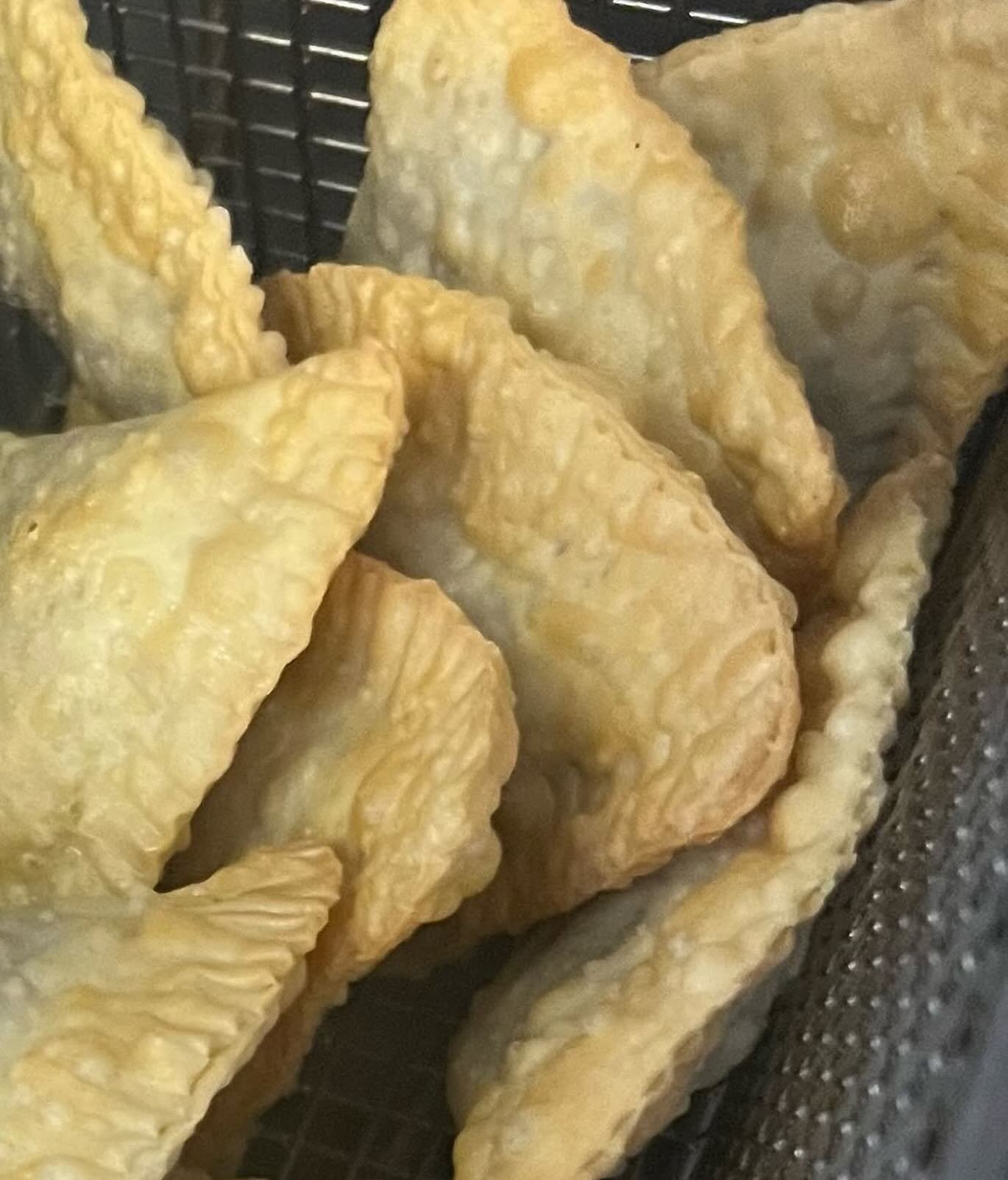 Public Schedule:
-5/3 @westernavearts &amp; @navigationbrewingco Lowell 12-7PM
-5/4 @farmlowell 10-1PM