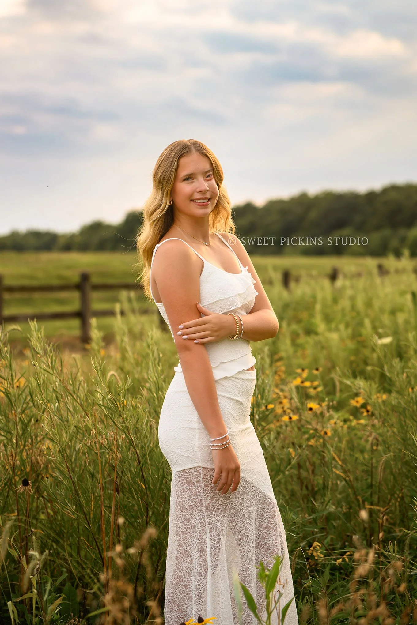 Kilyn’s Noblesville, Indiana Summer Senior Photography for class of 2027 senior girl wearing white lace skirt in flower field location by Sweet Pickins Studio senior photographer Amanda Wilson ©