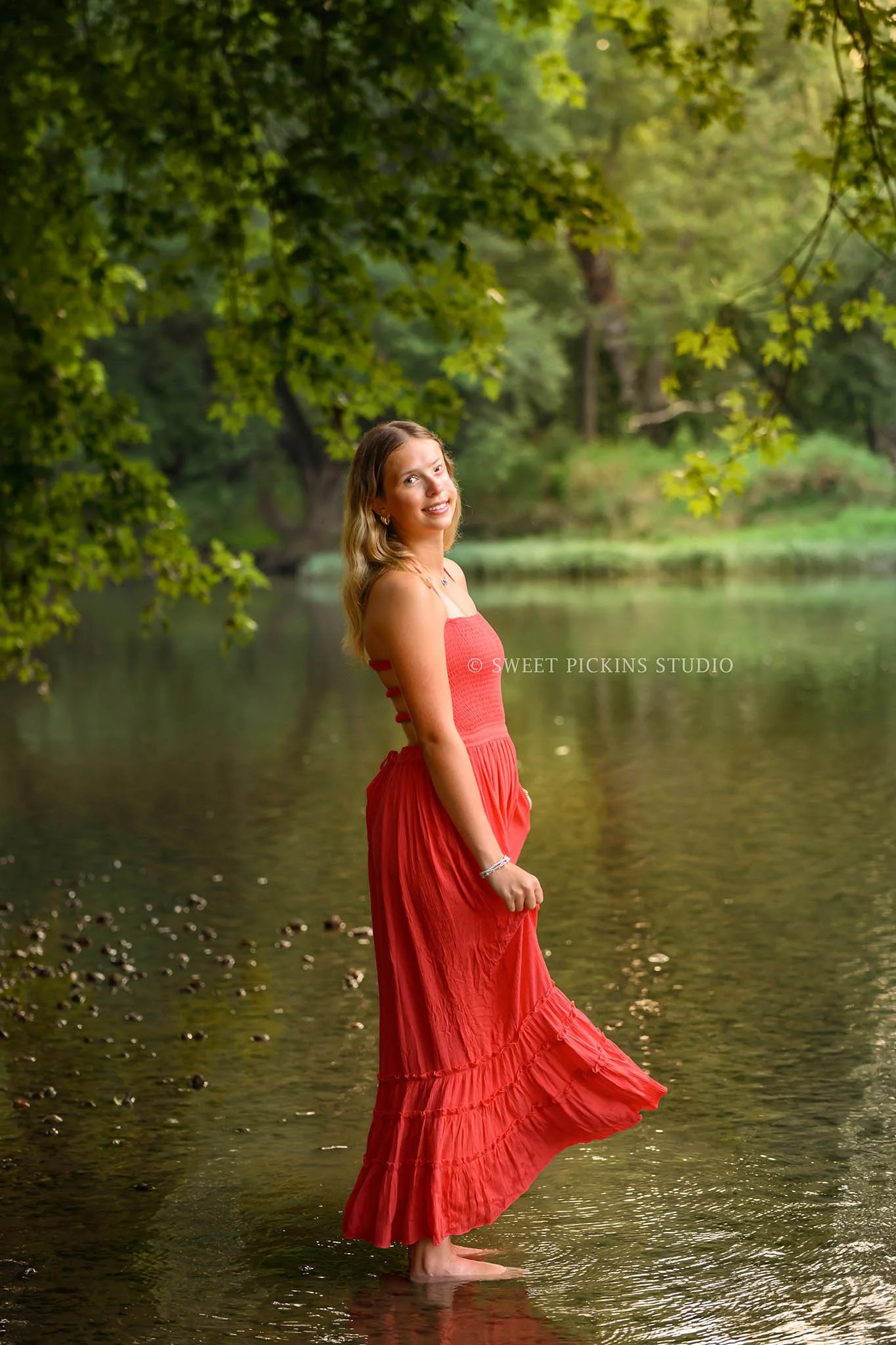 Kilyn’s Noblesville, Indiana Summer Senior Photography for class of 2027 senior girl wearing coral maxi dress in river location by Sweet Pickins Studio senior photographer Amanda Wilson ©