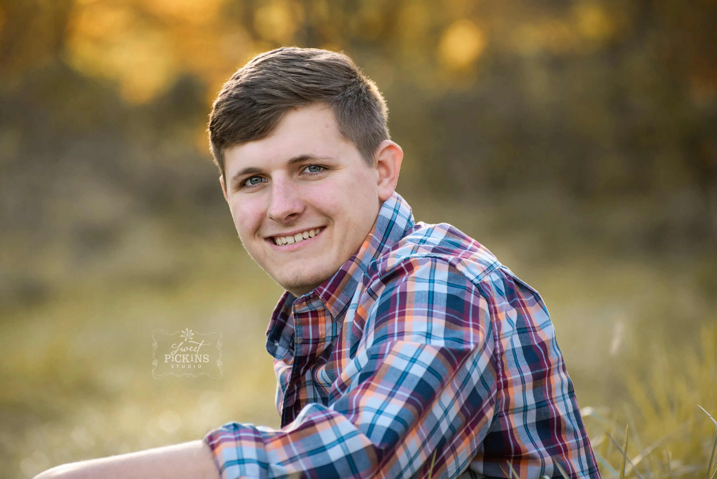 Senior Portrait Photography | Farm Field with Natural Light, Bokeh Blur, Depth of Field