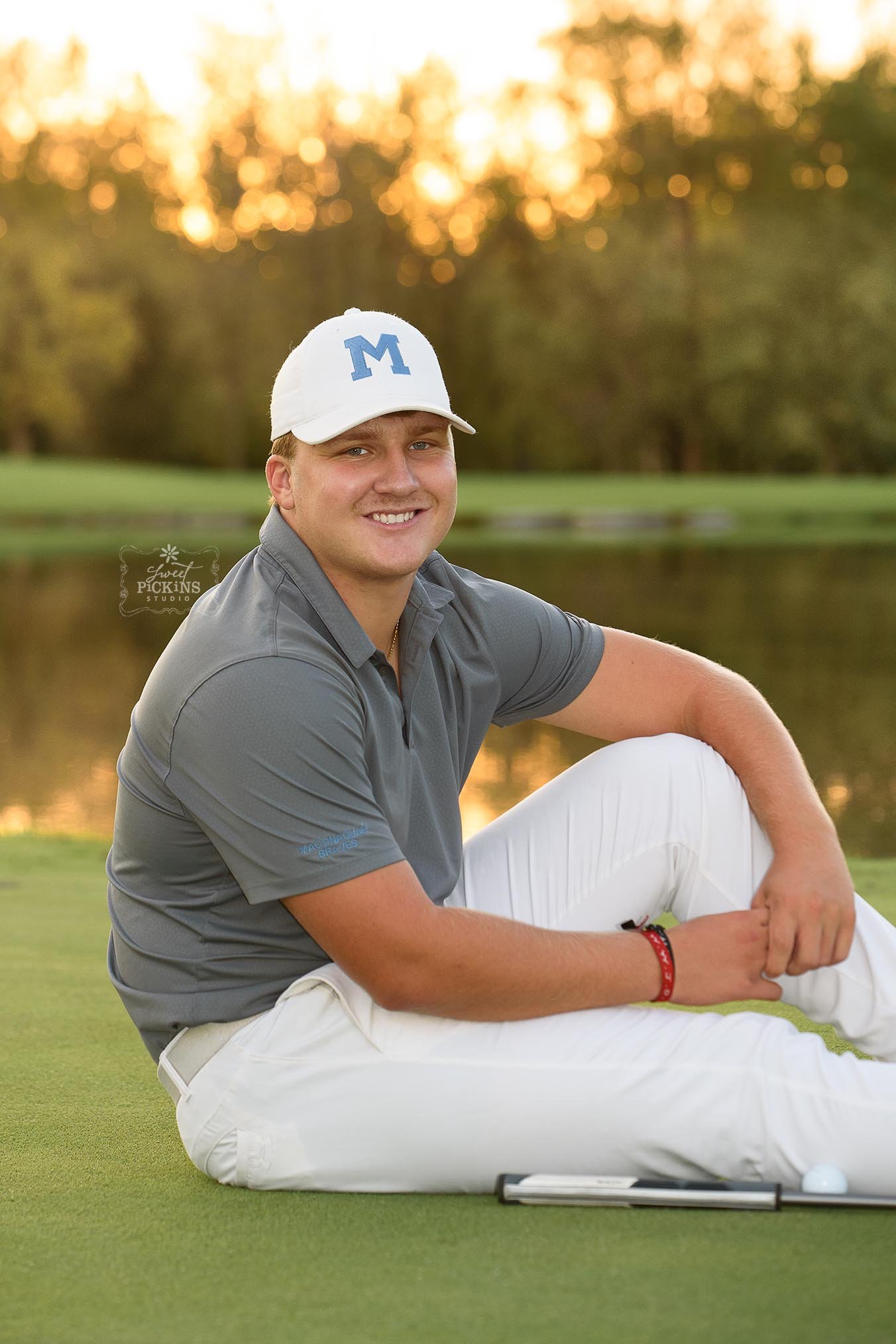 Fall Senior Photography at Rock Hollow Golf Couse (Copy)
