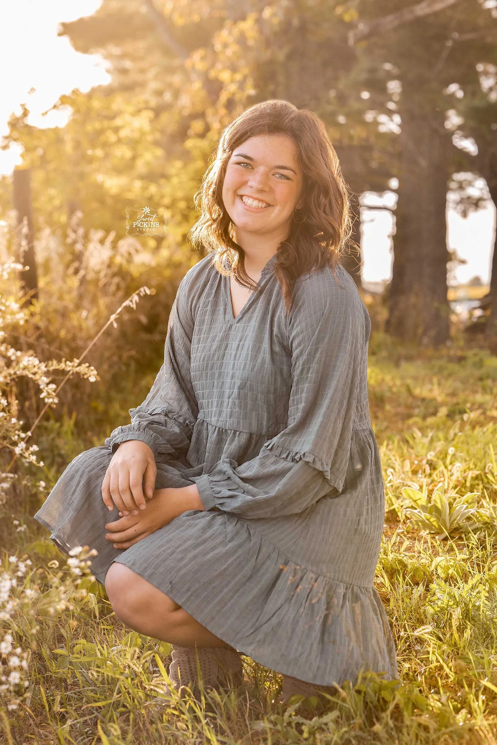 Gold harvest glow Senior girl by fence row  (Copy)