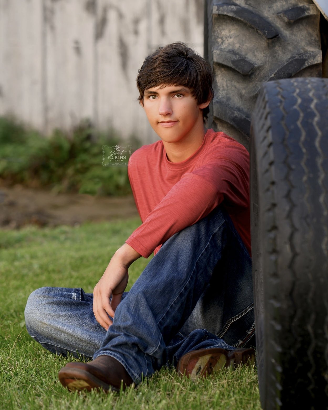 Roann, Indiana Senior Photography on farm (Copy)