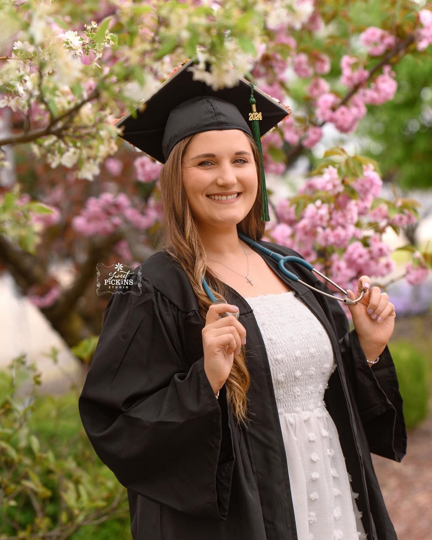Congratulations, Ivy Tech Nursing #grad, TAYLOR! 🎉 Wishing you a bright future!

Spring put on a beautiful show for this sweet girl 🌸 I&rsquo;ve been dodging rain storms all season but Taylor was such a fresh breath of air! I love celebrating these