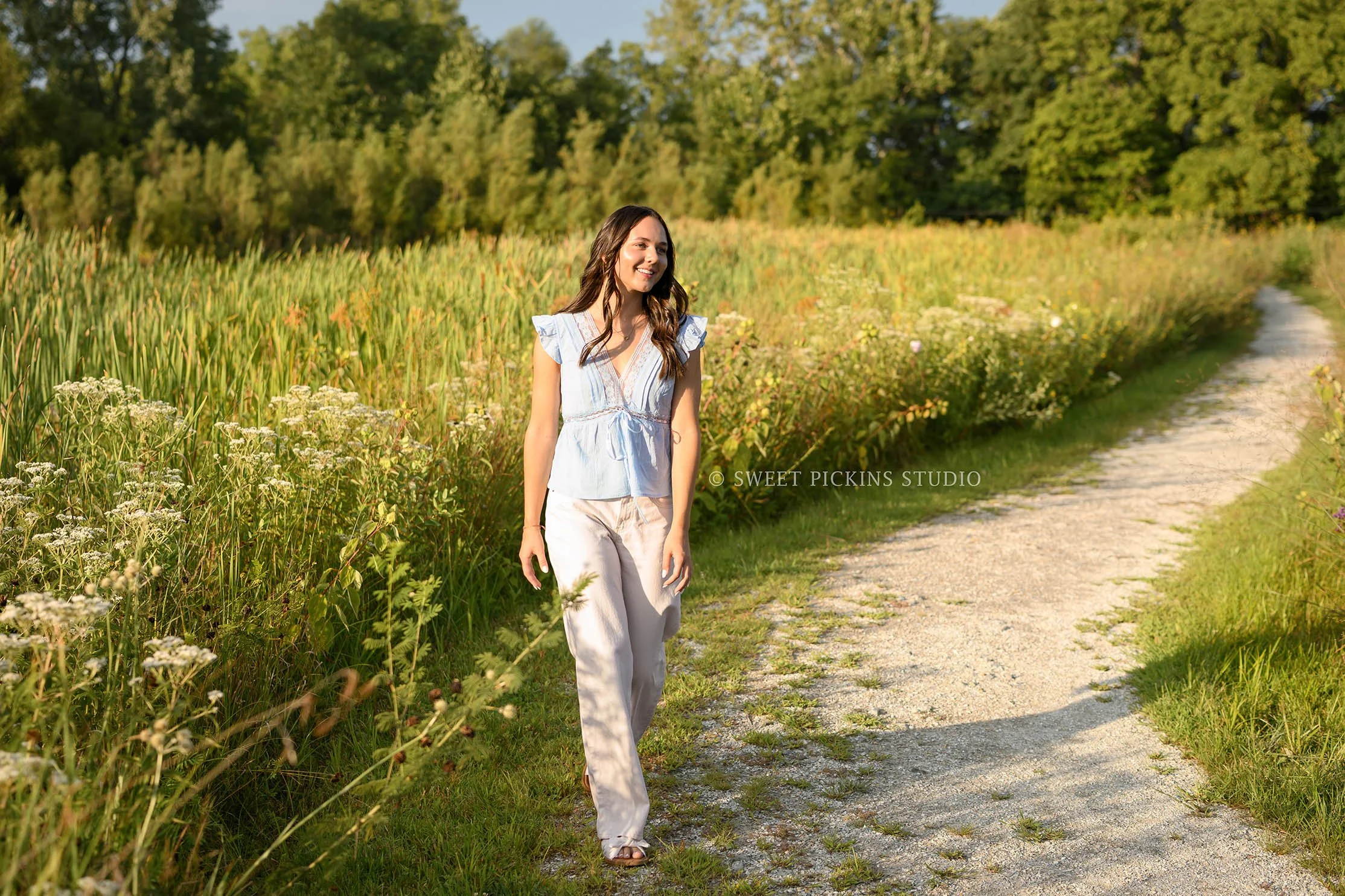 Sophie’s Carmel, Indiana Senior Portrait Photography by Sweet Pickins Studio senior photographer Amanda Wilson for class of 2027 Senior girl posing in blue eyelet top and white jeans in field ©