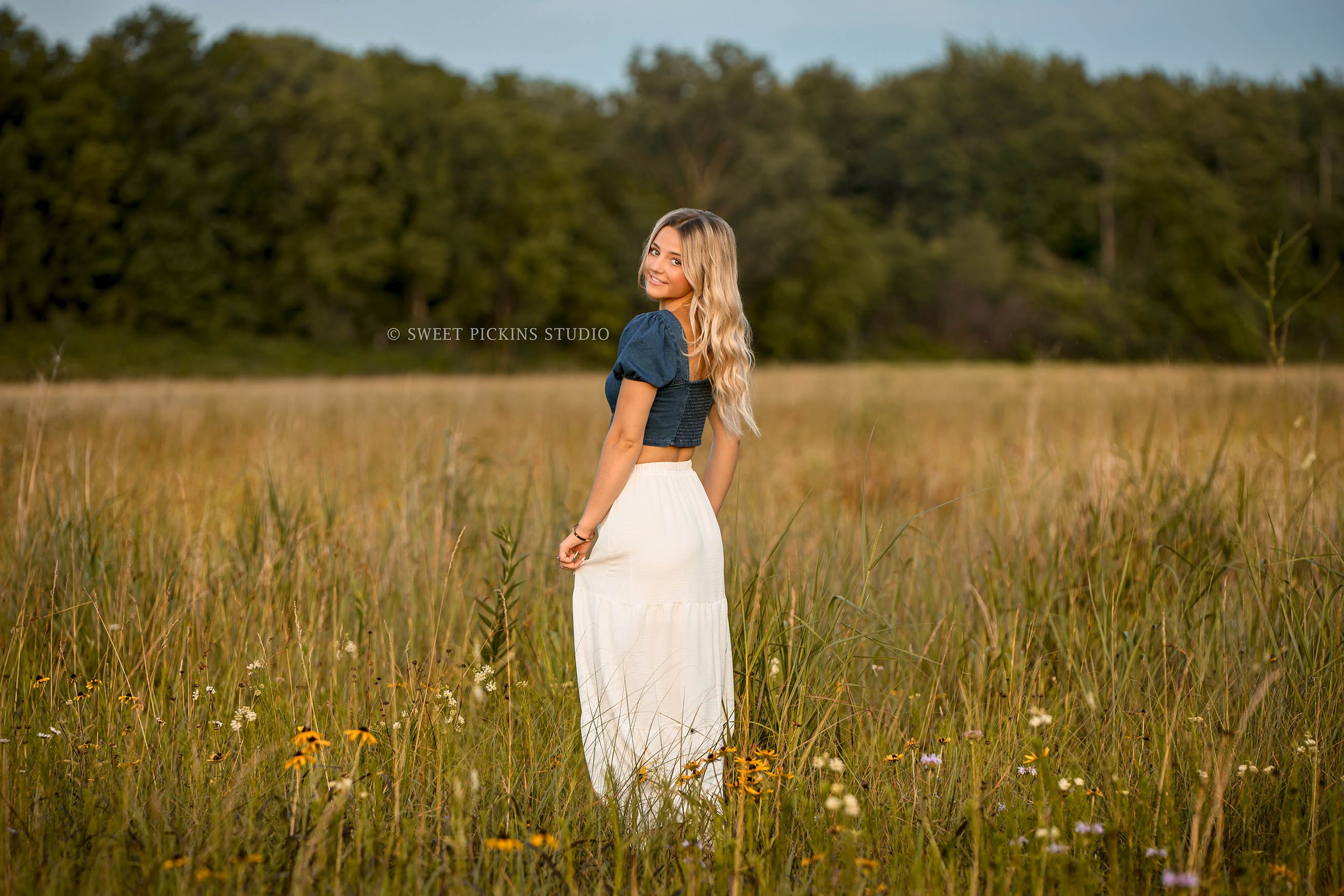 Addison’s Senior Photography in Wildflower Field
