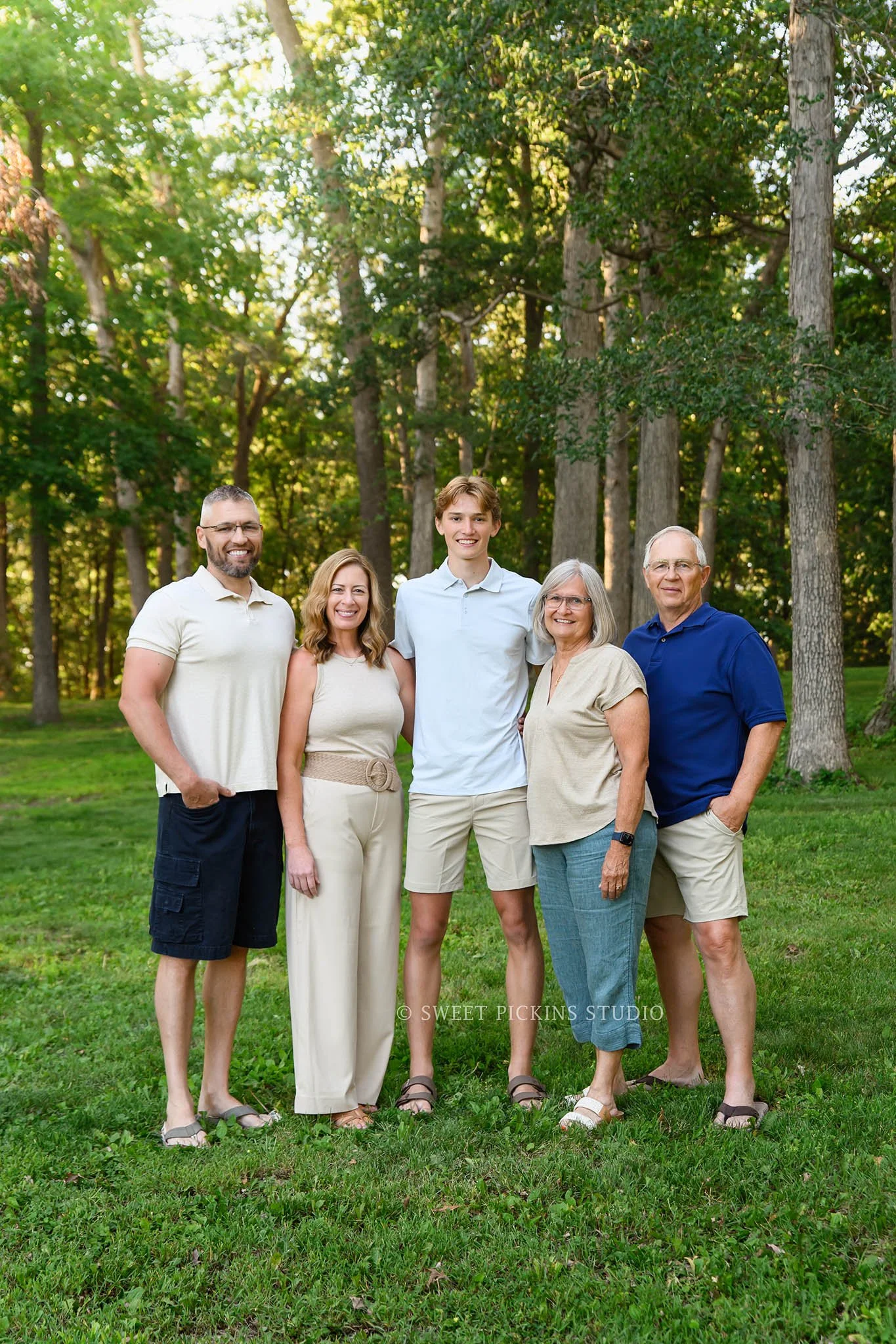 Roann, Indiana Extended Family Portrait Photography of family of 5 wearing blue and beige outfits at Luken’s Lake outdoor nature location in summer by Sweet Pickins Studio family photographer Amanda Wilson ©