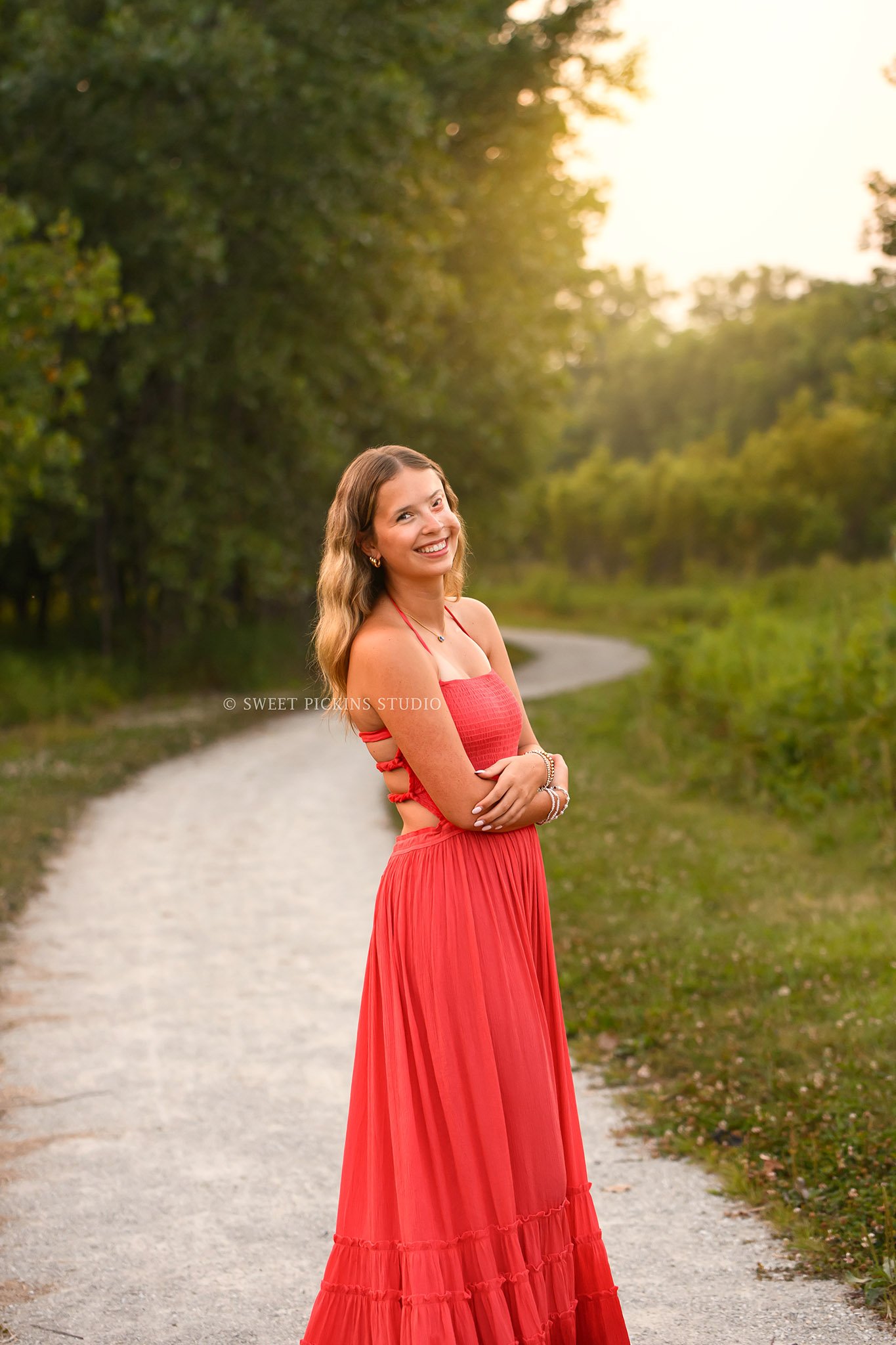 Kilyn’s Noblesville, Indiana Summer Senior Photography for class of 2027 senior girl wearing coral maxi dress in field location by Sweet Pickins Studio senior photographer Amanda Wilson ©