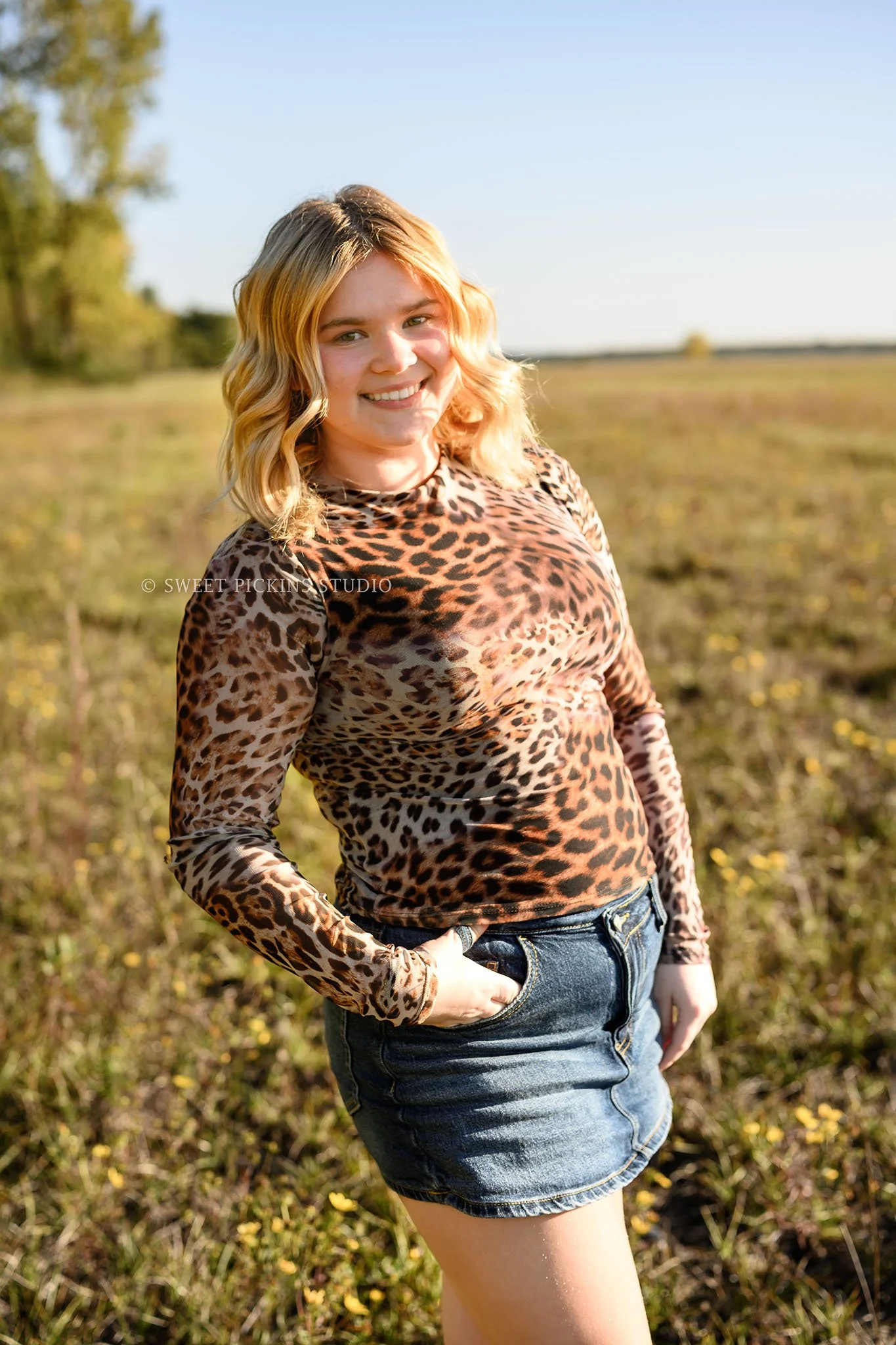 Rilynn’s Peru, Indiana Fall Senior Portrait Photography for Maconaquah High School class of 2027 senior girl wearing cheetah print shirt and denim skirt by Sweet Pickins Studio senior photographer Amanda Wilson ©