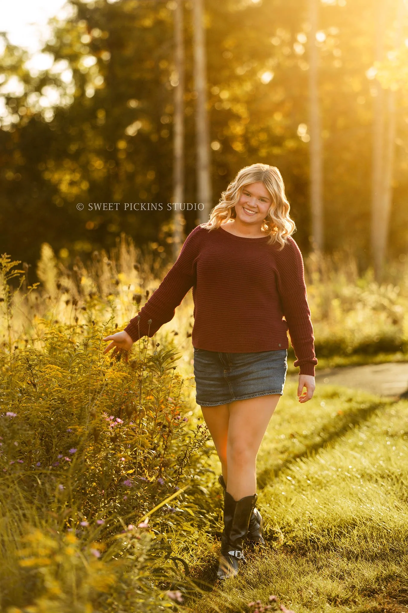 Rilynn’s Peru, Indiana Fall Senior Portrait Photography in wildflowers for Maconaquah High School class of 2027 senior girl wearing maroon sweater and denim skirt by Sweet Pickins Studio senior photographer Amanda Wilson ©