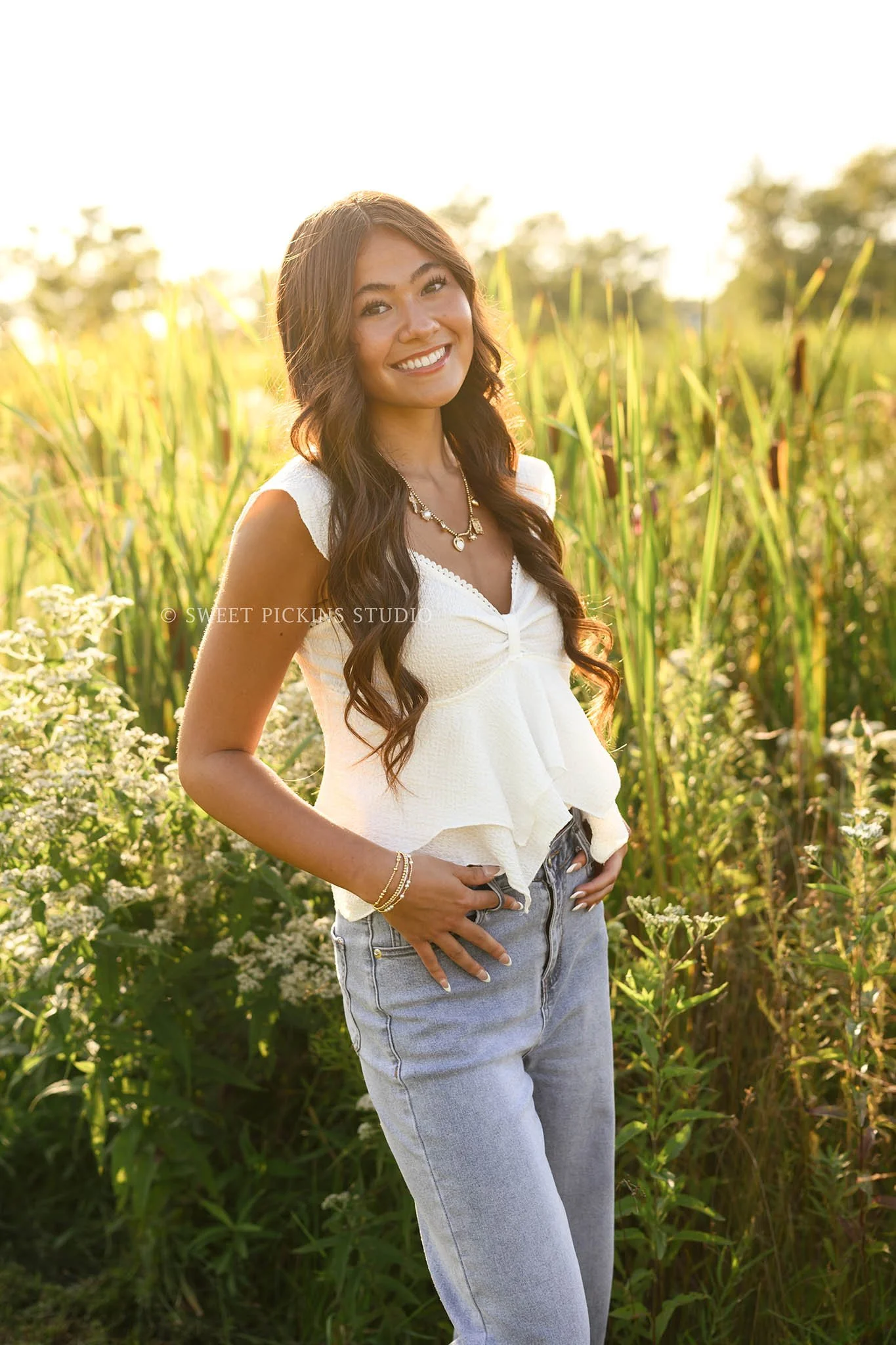 Rachel | Carmel, Indiana Golden Hour Senior Pictures in field for Class of 2027 senior girl posing in denim jeans and white shirt by Sweet Pickins Studio senior photographer Amanda Wilson ©