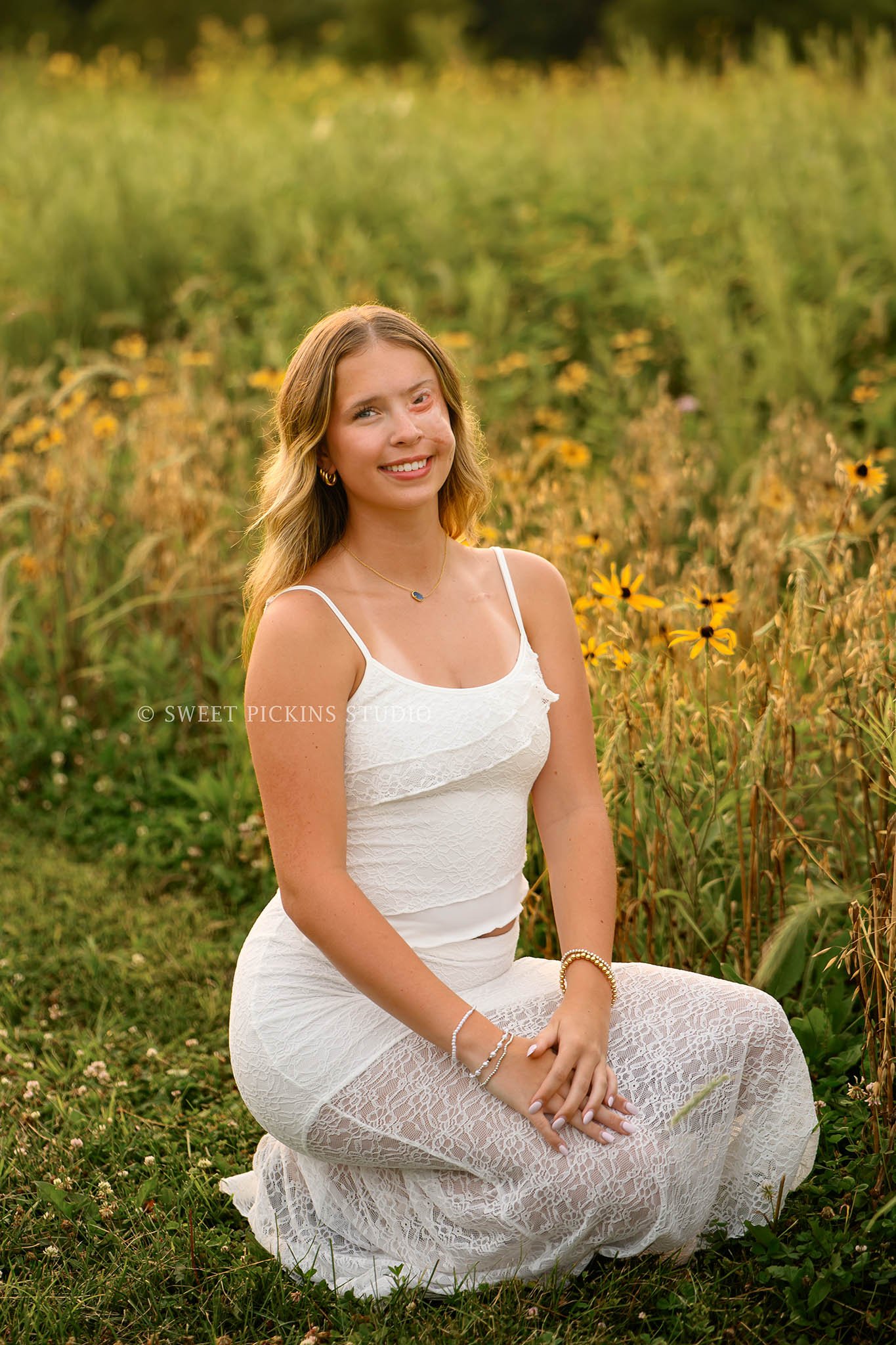 Kilyn’s Noblesville, Indiana Summer Senior Photography for class of 2027 senior girl wearing white tank and denim jeans in flower field location with bouquet by Sweet Pickins Studio senior photographer Amanda Wilson ©