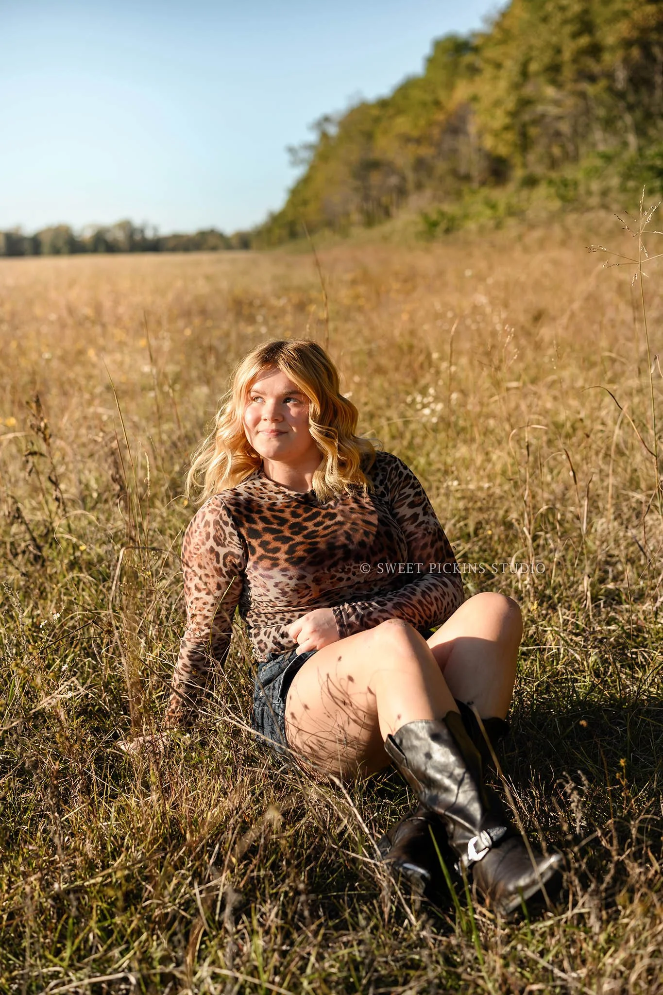 Rilynn’s Peru, Indiana Fall Senior Portrait Photography for Maconaquah High School class of 2027 senior girl wearing cheetah print shirt and denim skirt by Sweet Pickins Studio senior photographer Amanda Wilson ©