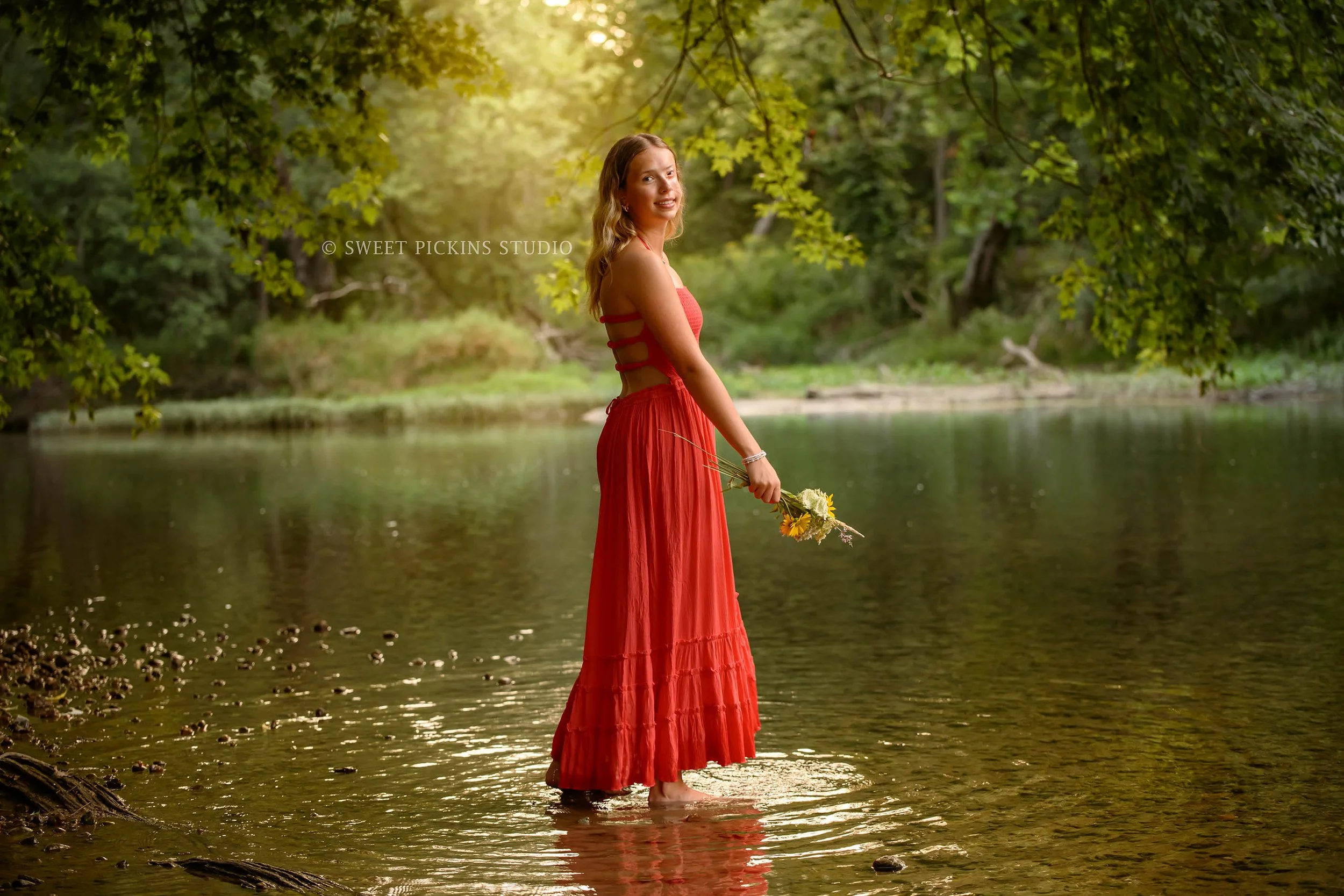 Kilyn’s Noblesville, Indiana Summer Senior Photography for class of 2027 senior girl wearing coral maxi dress in river location by Sweet Pickins Studio senior photographer Amanda Wilson ©