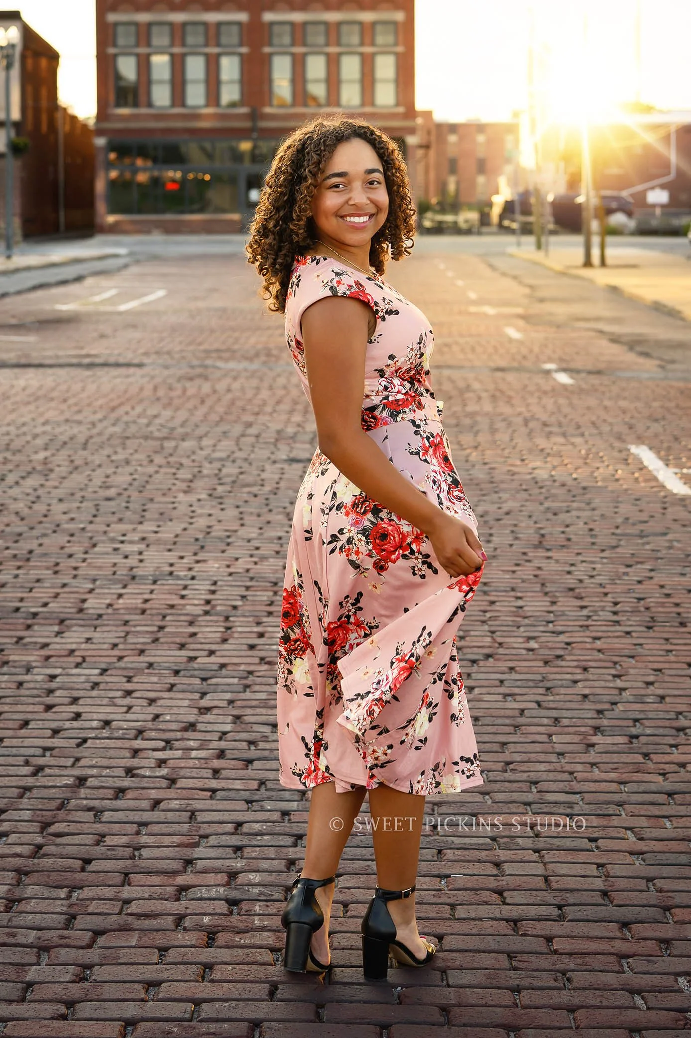 Piercey ‘s Peru, Indiana Senior Photography in pink floral dress for Class of 2027 senior girl in downtown urban alley by Sweet Pickins Studio senior photographer Amanda Wilson ©