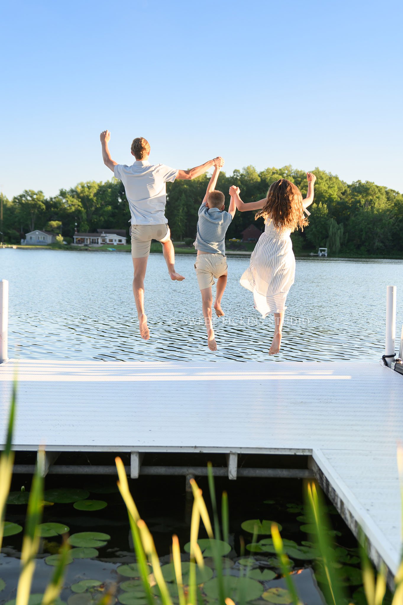 Roann, Indiana Family Photography at Luken’s Lake for cousins at  lakehouse location in summer by Sweet Pickins Studio family photographer Amanda Wilson ©
