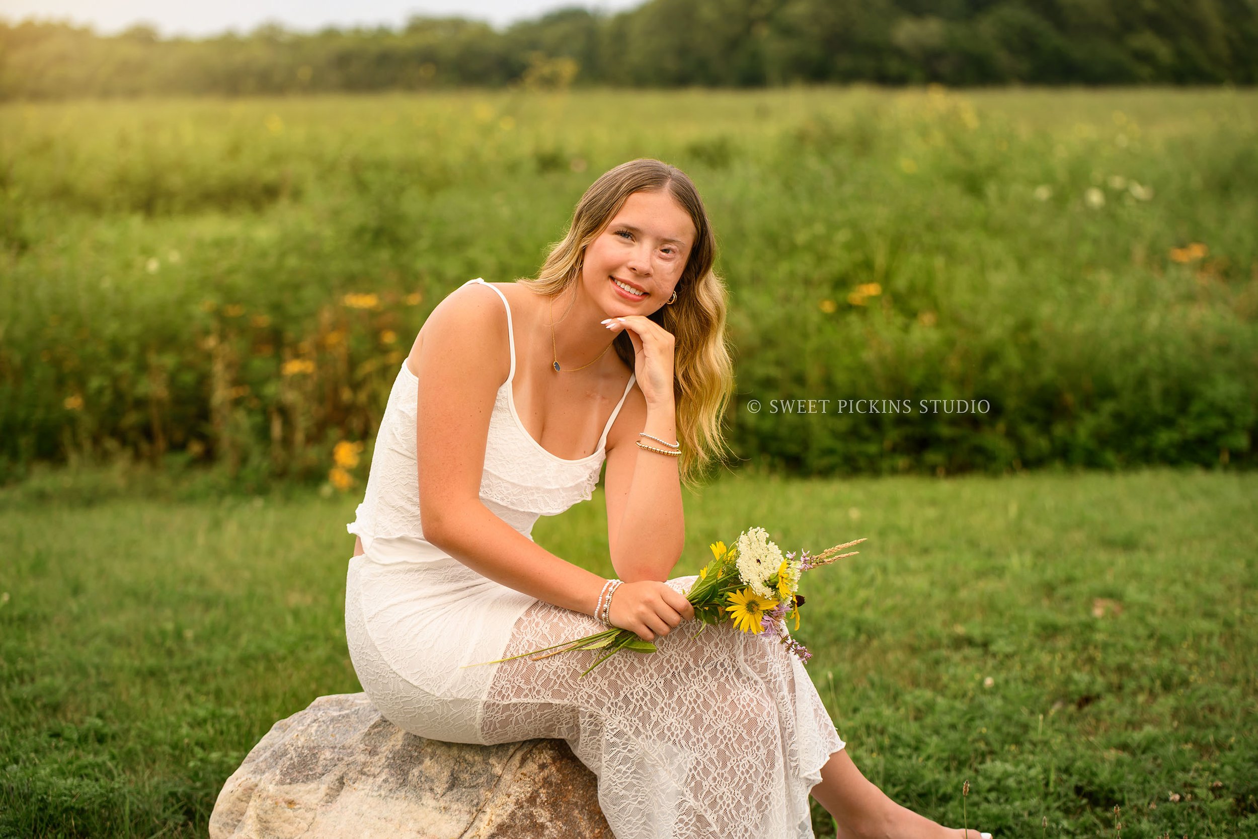 Kilyn’s Noblesville, Indiana Summer Senior Photography for class of 2027 senior girl wearing white lace skirt in flower field location by Sweet Pickins Studio senior photographer Amanda Wilson ©
