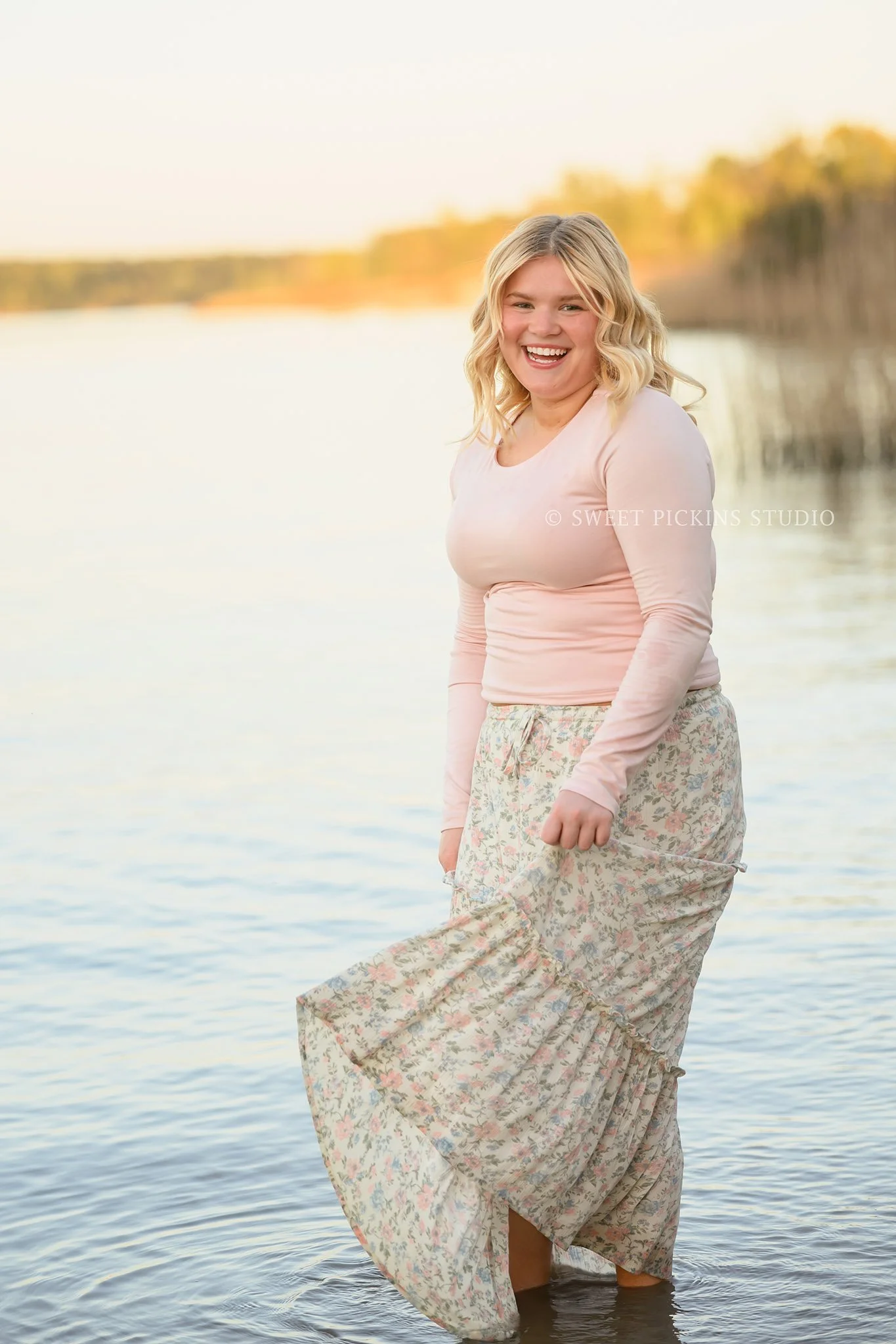 Rilynn’s Peru, Indiana Senior Portrait Photography at the lake for Maconaquah High School class of 2027 senior girl wearing pastel floral skirt by Sweet Pickins Studio senior photographer Amanda Wilson ©
