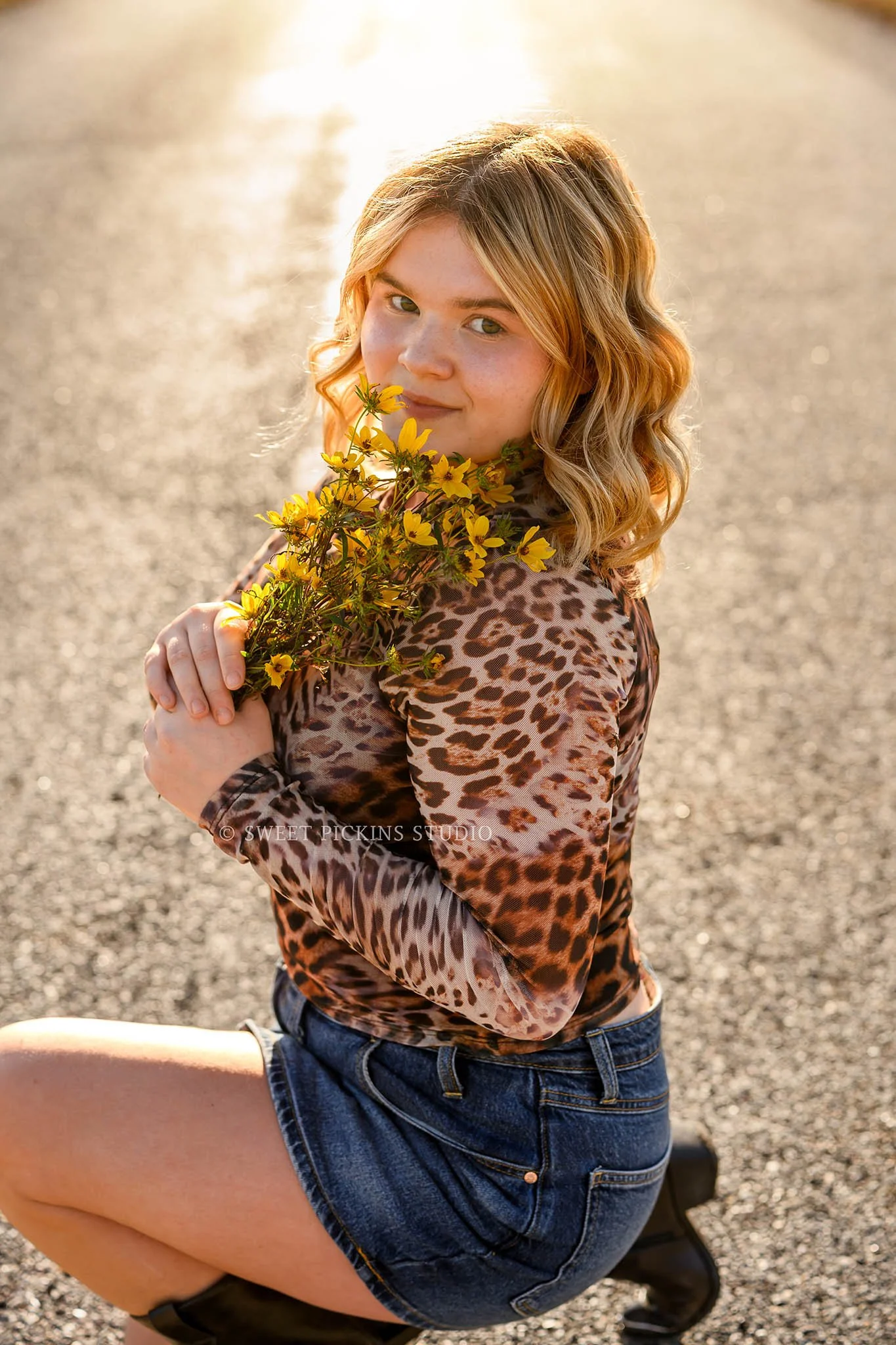 Rilynn’s Peru, Indiana Fall Senior Portrait Photography for Maconaquah High School class of 2027 senior girl wearing cheetah print shirt and denim skirt by Sweet Pickins Studio senior photographer Amanda Wilson ©