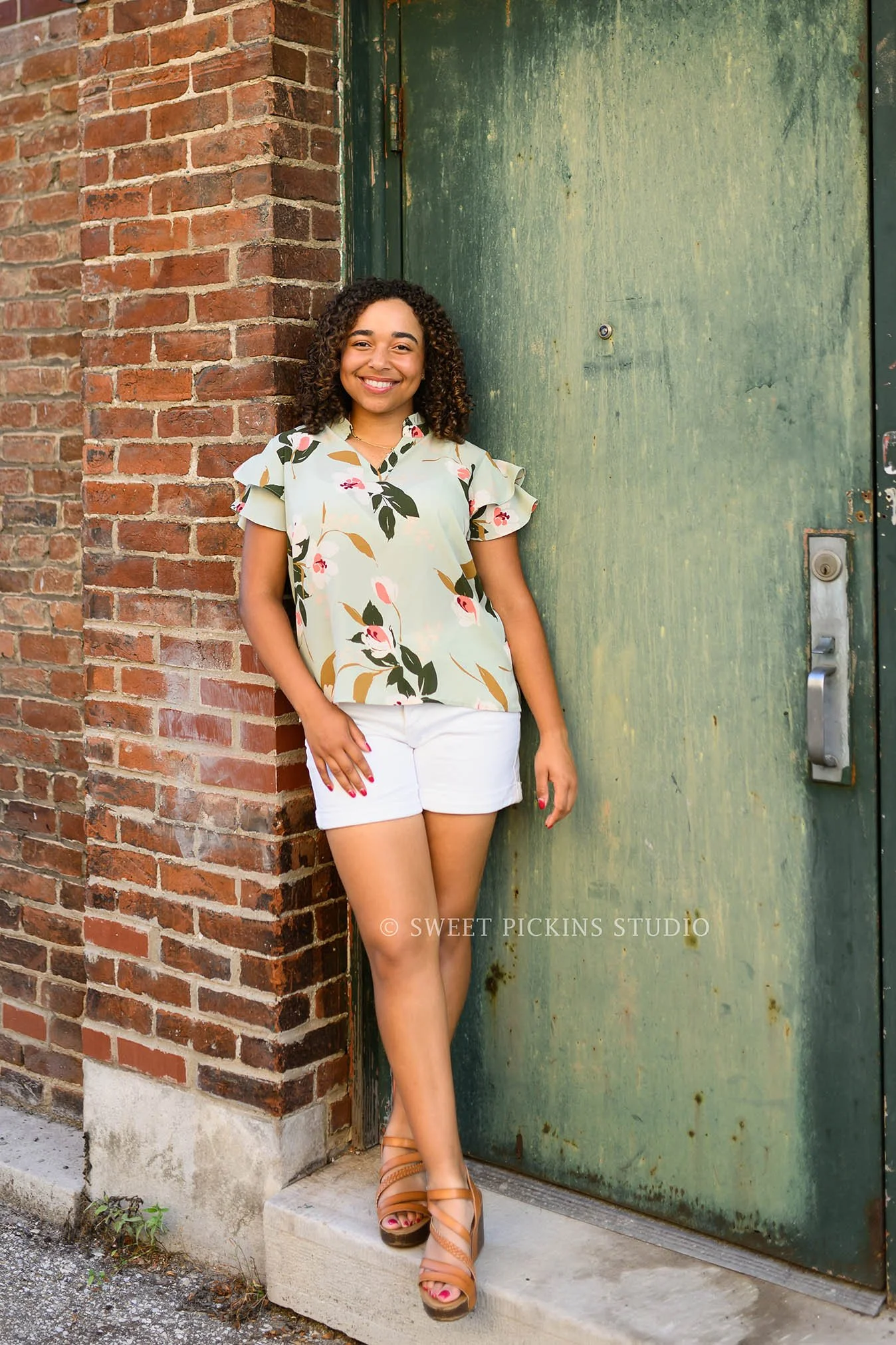 Piercey ‘s Peru, Indiana Senior Photography in floral shirt for Class of 2027 senior girl in downtown urban alley by Sweet Pickins Studio senior photographer Amanda Wilson ©