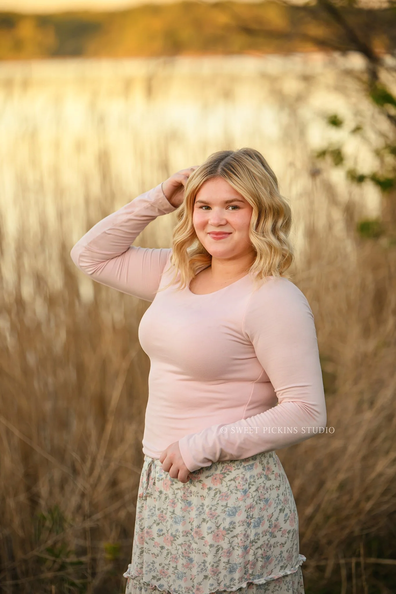 Rilynn’s Peru, Indiana Golden Hour Senior Portrait Photography at the lake for Maconaquah High School class of 2027 senior girl wearing pastel floral skirt by Sweet Pickins Studio senior photographer Amanda Wilson ©