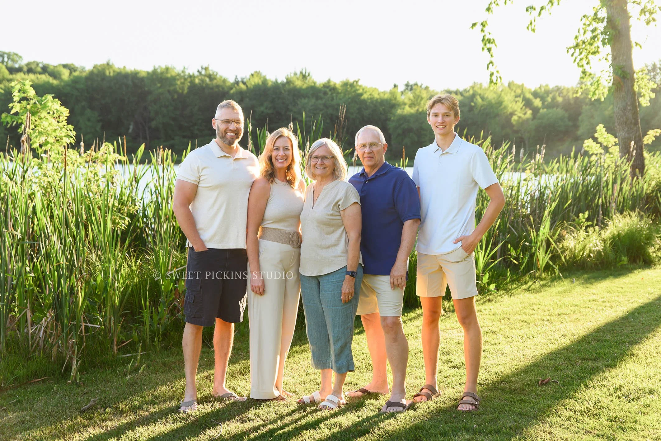 Roann, Indiana Extended Family Portrait Photography of family of 5 wearing blue and beige outfits at Luken’s Lake outdoor nature location in summer by Sweet Pickins Studio family photographer Amanda Wilson ©