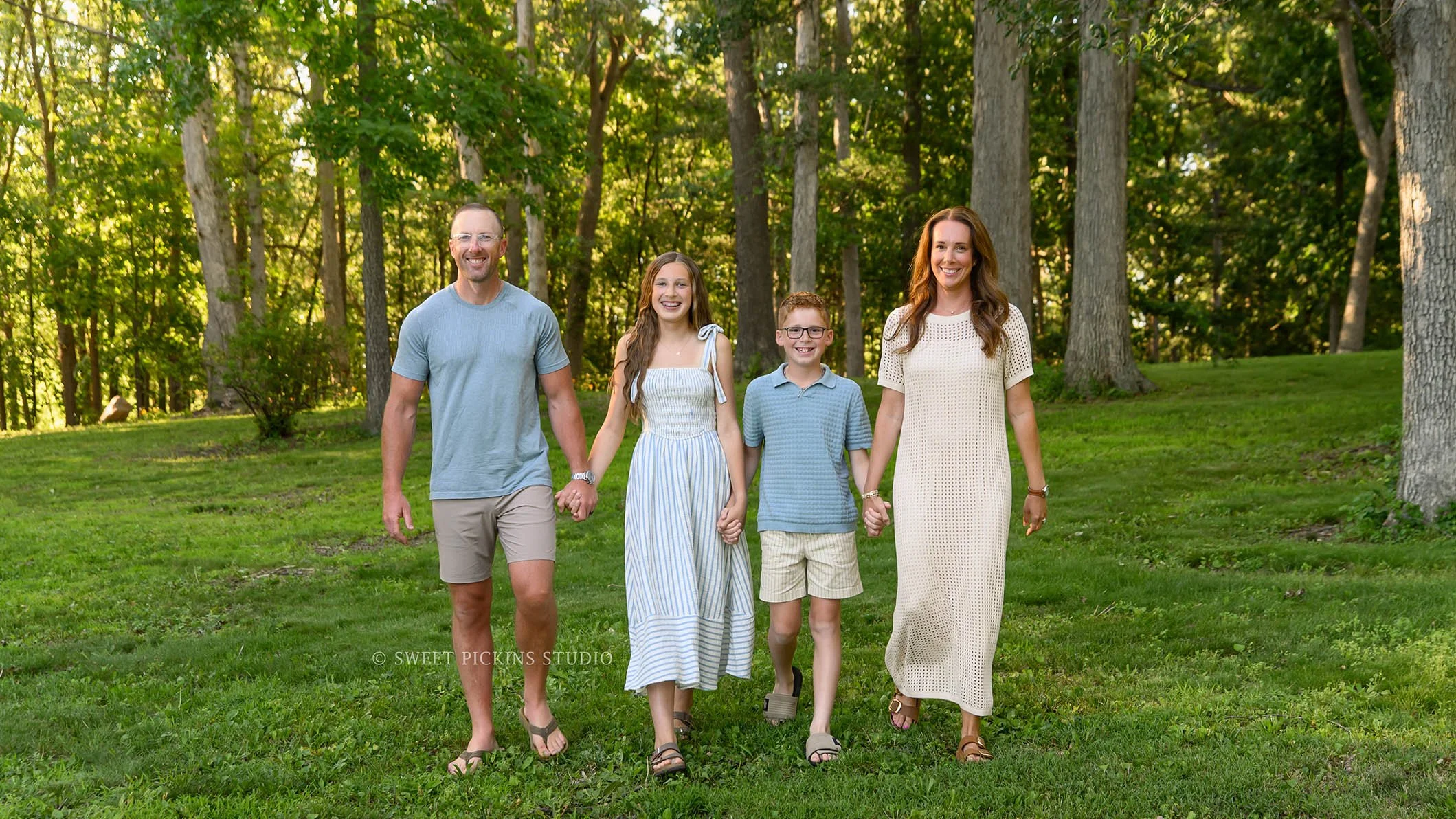 Roann, Indiana Extended Family Portrait Photography of family of 5 wearing blue and beige outfits at Luken’s Lake outdoor nature location in summer by Sweet Pickins Studio family photographer Amanda Wilson ©