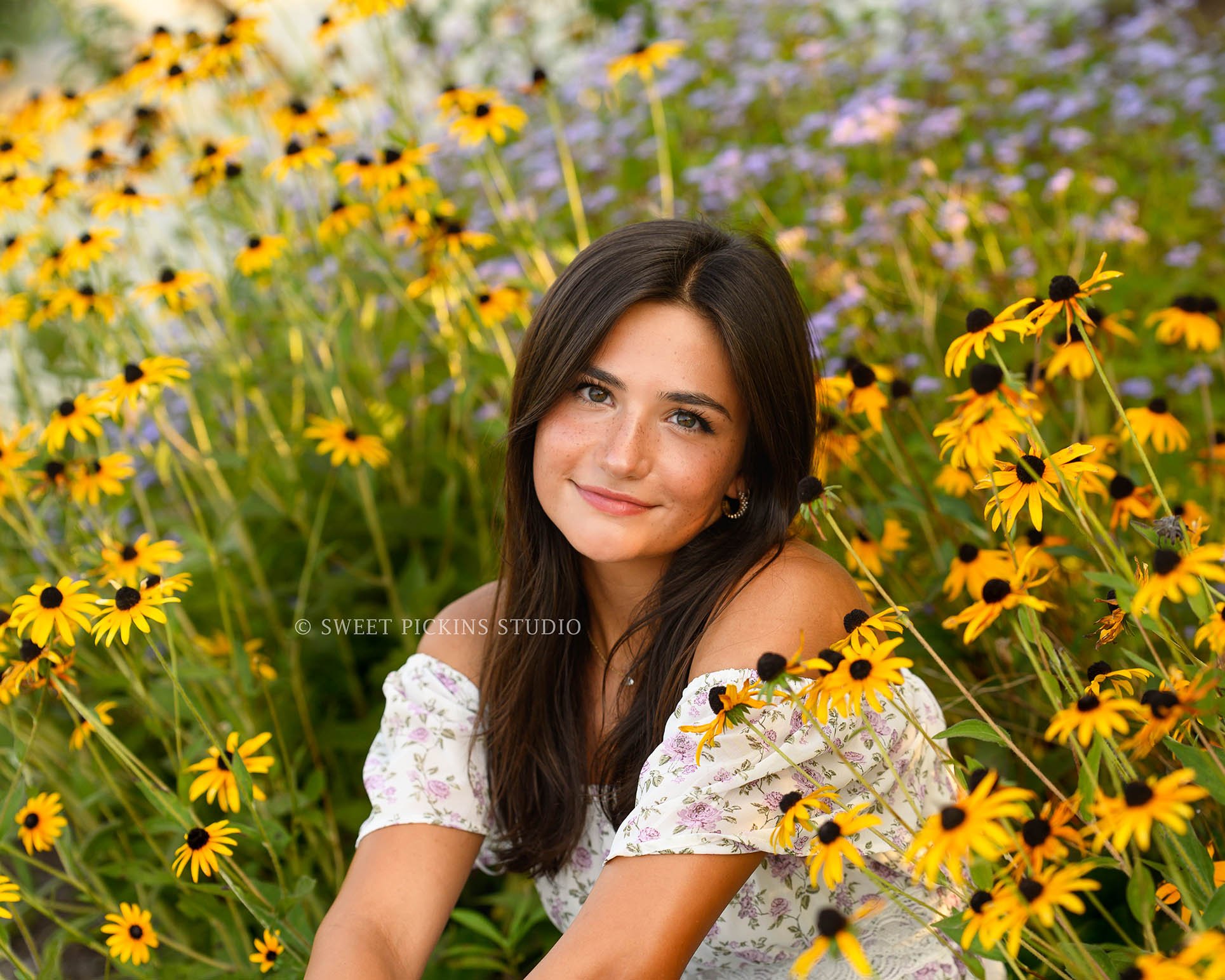 Indiana Floral Senior photography in Carmel Indiana with flowers by Sweet Pickins Studio senior photographer Amanda Wilson for Greencastle Class of 2025 Senior girl ©