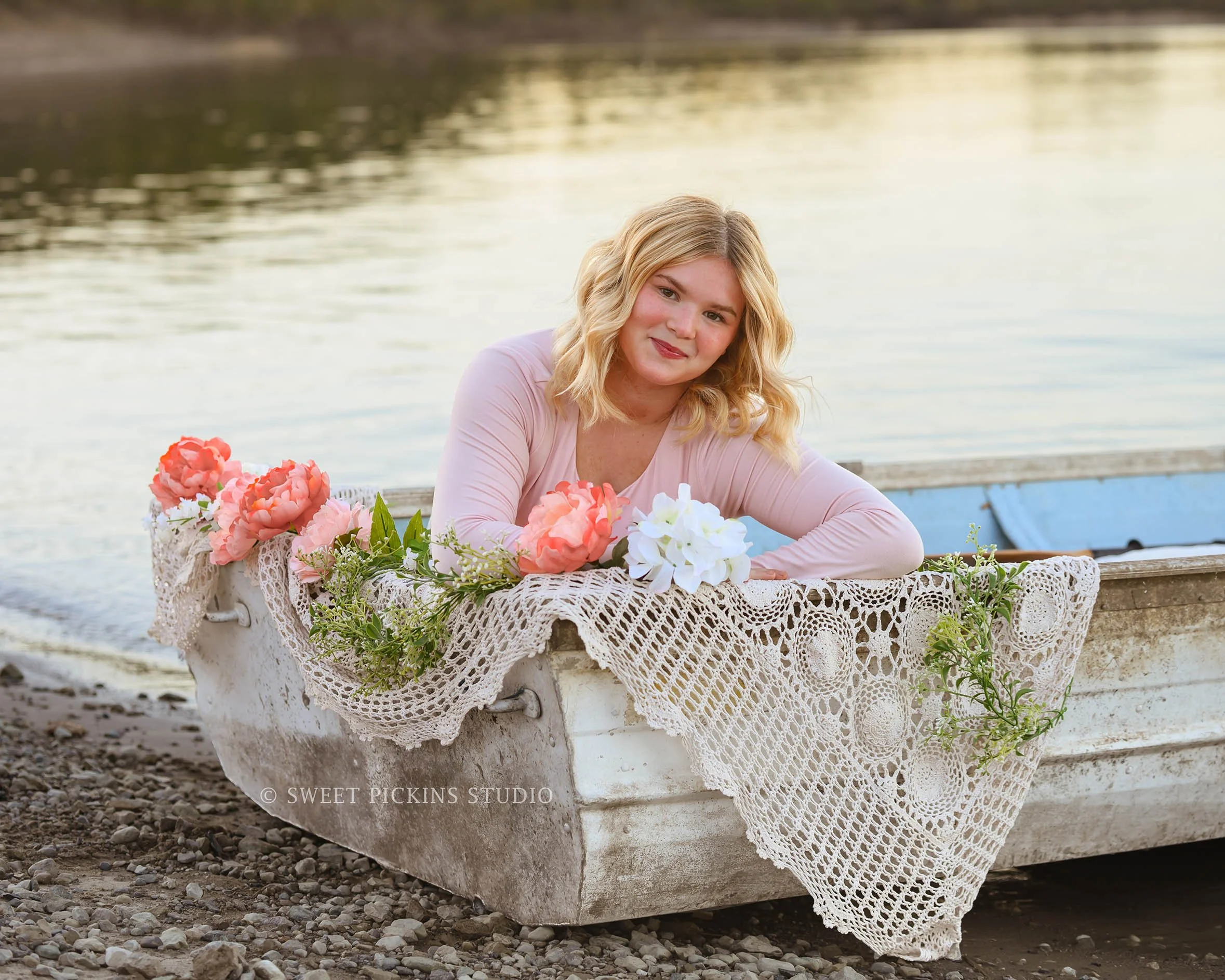 Rilynn’s Peru, Indiana Golden Hour Senior Portrait Photography in row boat at the lake for Maconaquah High School class of 2027 senior girl wearing pastel floral skirt by Sweet Pickins Studio senior photographer Amanda Wilson ©