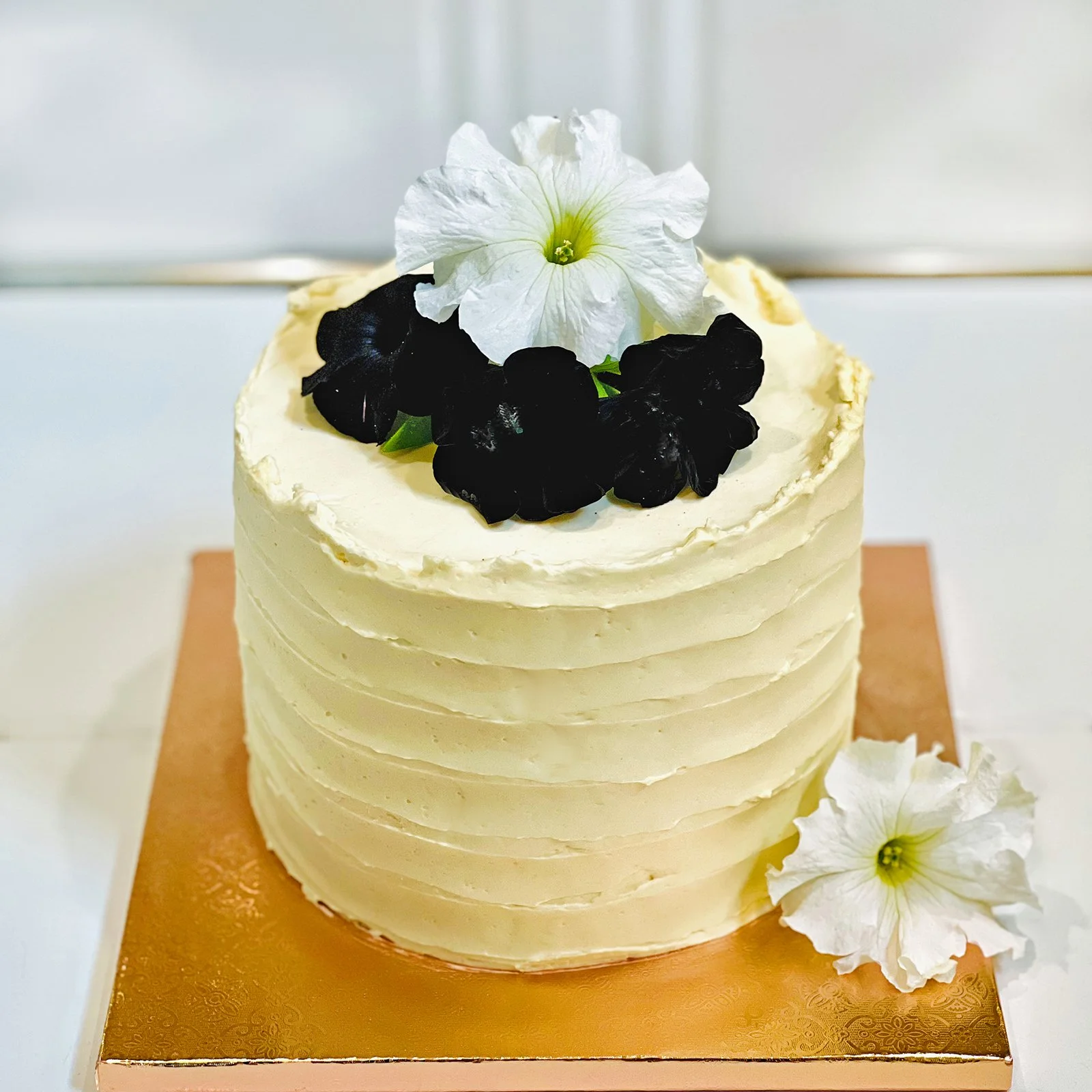 CAKE_TOP_BW_Petunias_SQ_1600.jpg