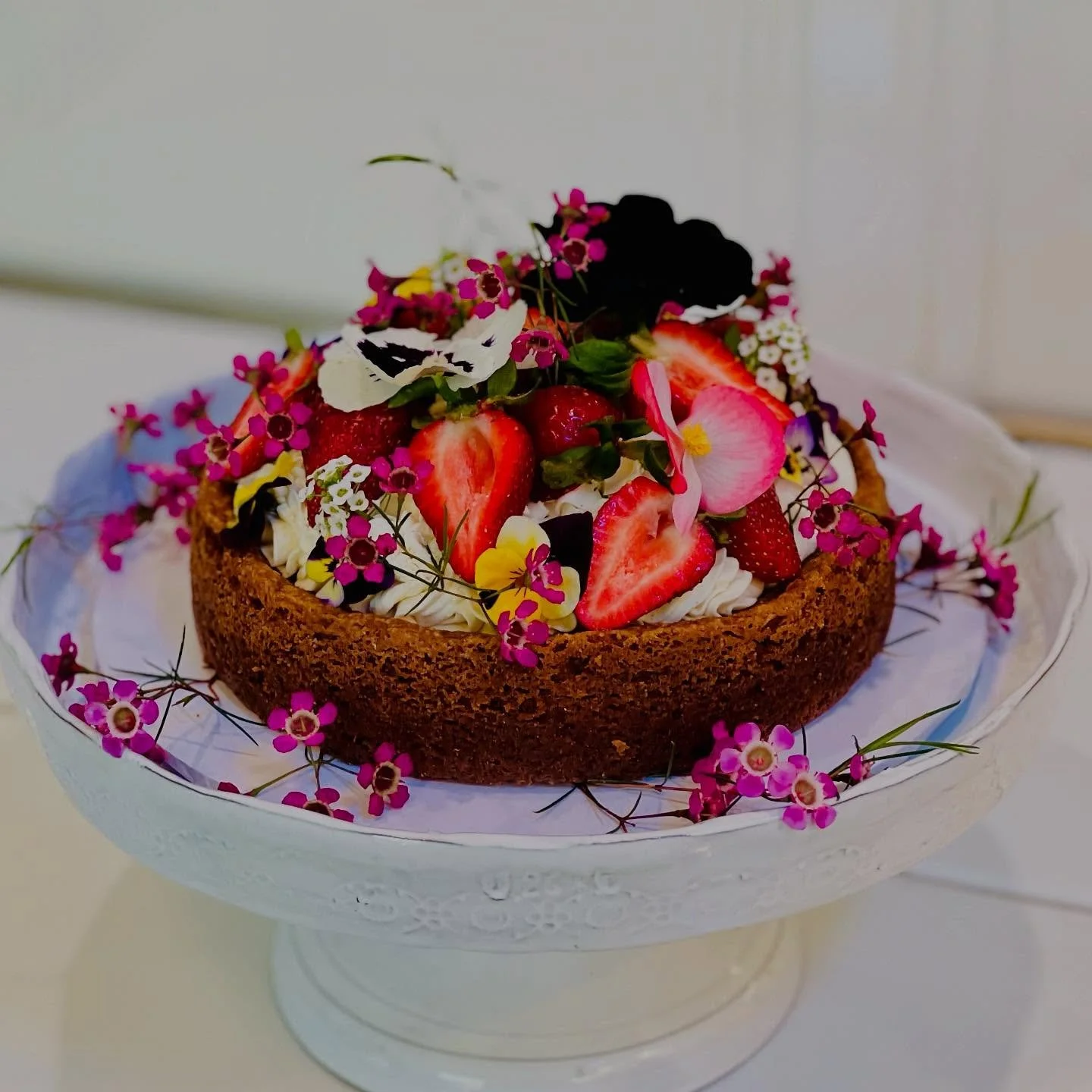 HAPPY BIRTHDAY BECKY!  Almond Cake with all the edible flower fixins and Harry&rsquo;s Berries of course. Wishing you all the best things on your day of days 🎊🎈🎉 @harrysberries @rebeccawaer