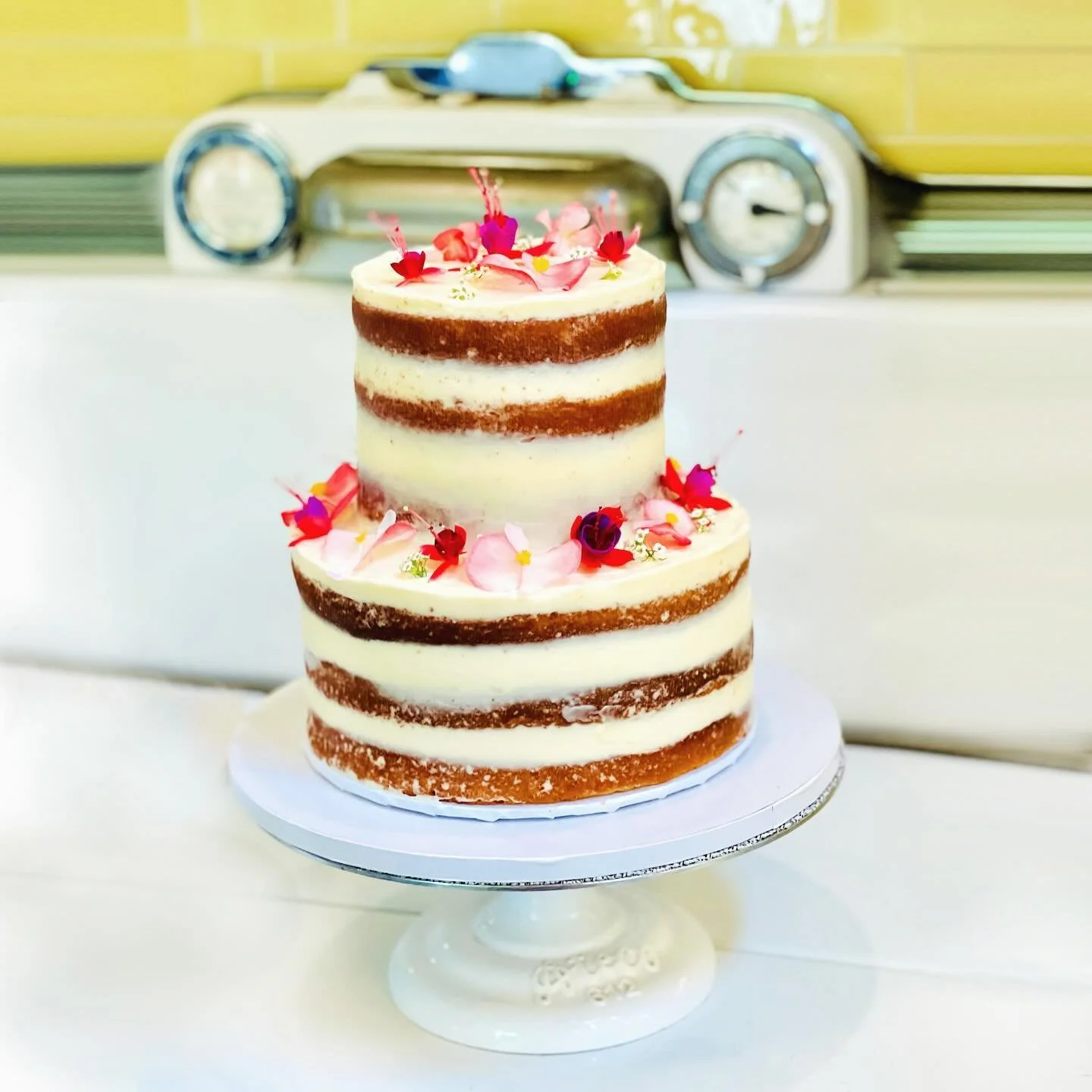 DONE! 
So fun to help friend Heather Upjohn of @cartonblanche make wedding cakes for a family ceremony today. We finished just under the wire. Hoping against hope they are sitting in a very cool spot right now. Thank you @powerfulredmonkey for planti