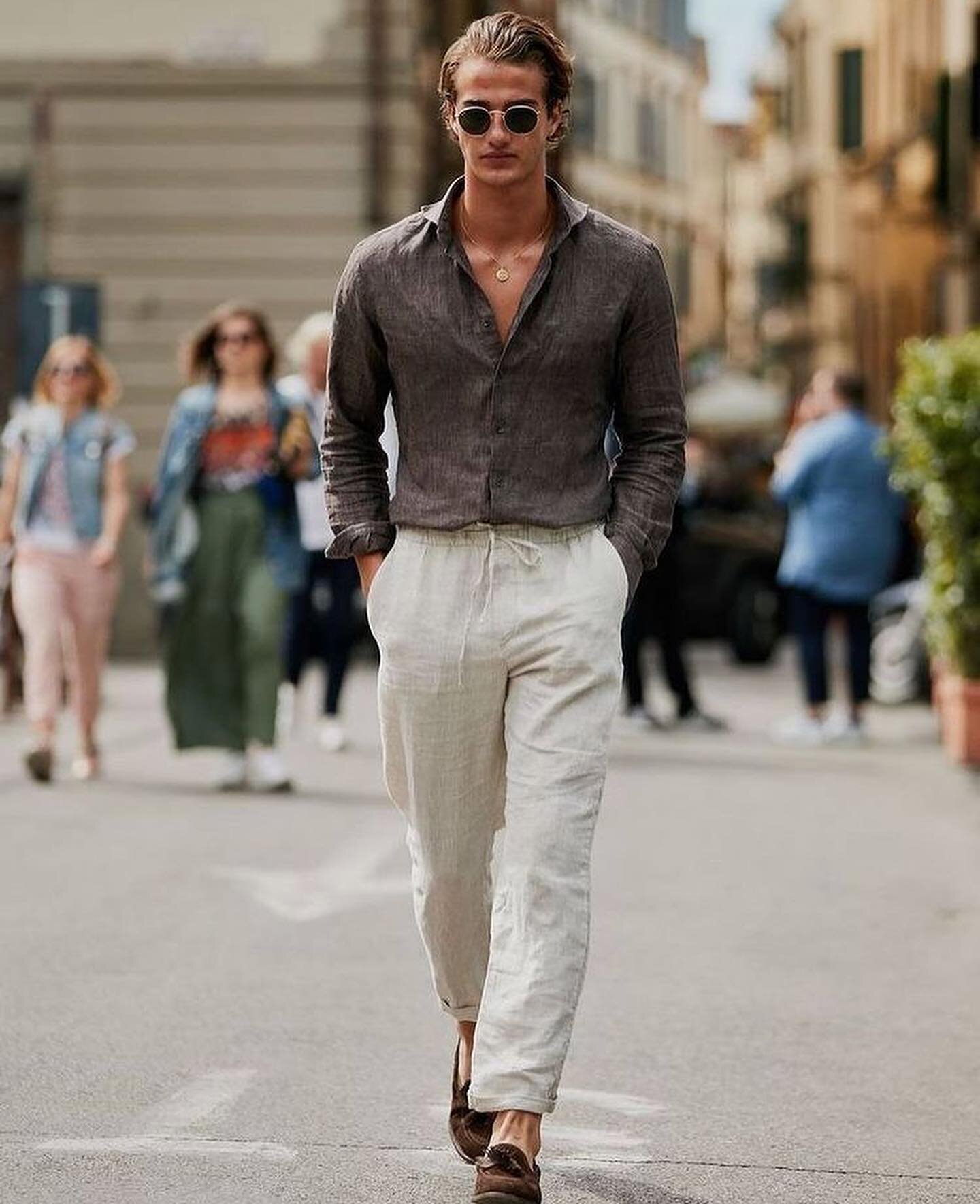 Linen for women - tricky.
.
Linen for men - it&rsquo;s a do!
.
Linen for women can easily look sloppy and frumpy, but for men, it looks effortless... cool😎... very bon vivant!
.
Even if it&rsquo;s a simple linen shirt, I would not hesitate to buy li