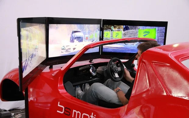 Maquinas de simulação têm até cockpit de verdade. (Foto: Pedro Cardoso)