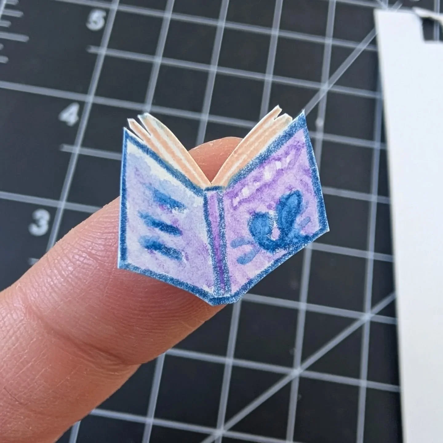 Tiny books for tiny kids
.
.
#kidlitart #collageillustration