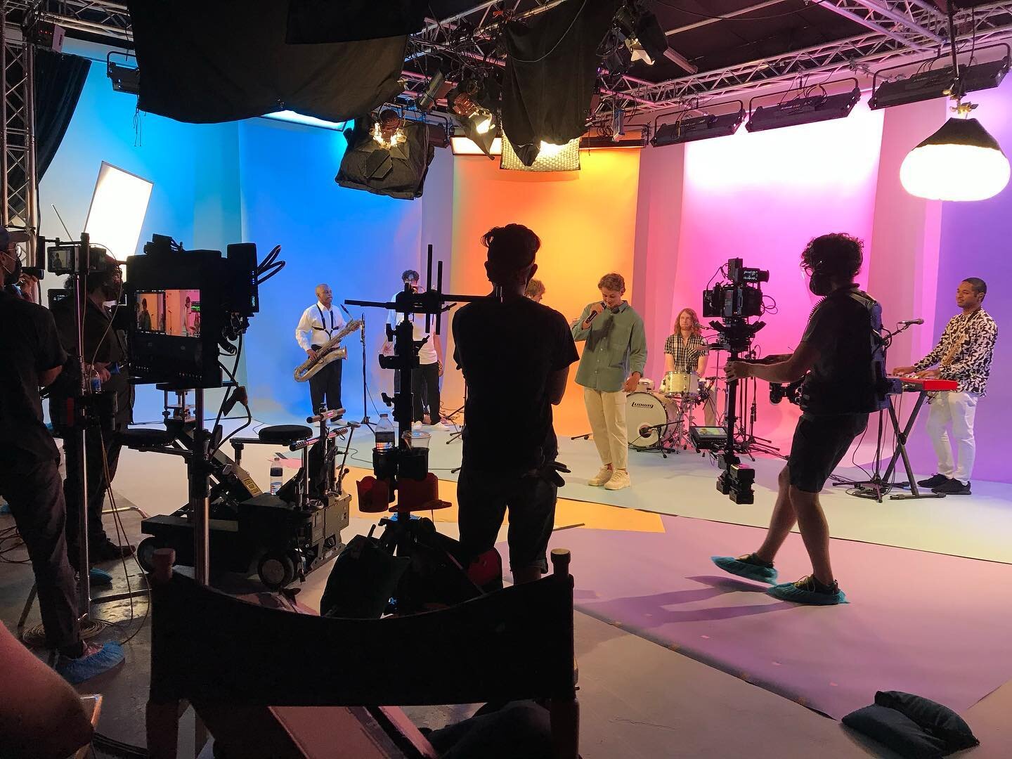 Throw back to this fun and colorful set where we shot @surfacesmusic for Fallon Tonight!
Directed by @jasonllester 
Steadicam @steadideer 

Produced by @oursecrethandshake 

Director of Photogrophy @fidel.ruizhealy 
1st AC @nico_de_gallo1 
Gaffed by 