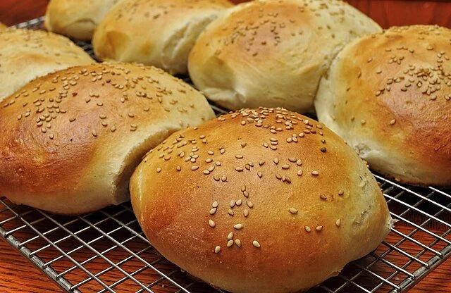 Sesame_seed_hamburger_buns.jpg