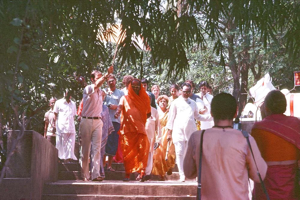 Baba touring the Ashram on the morning of his return from overseas, 1976