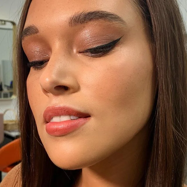 So impressed with the @revolutionpro pallet shown on the beautiful @lauren__frederick ✨