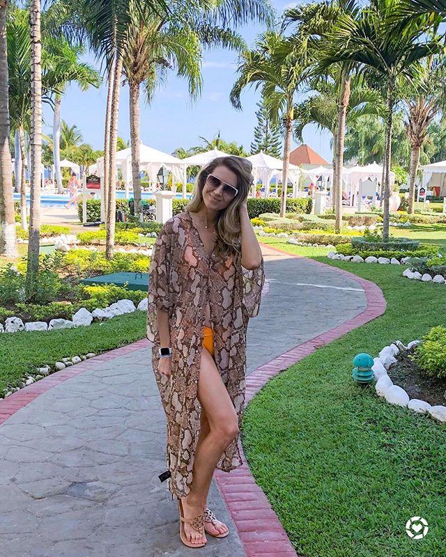 My most sold cover up from my try on....I can see why 😍 It has a button front, the print is 👌, but the price is 😳! It is so beautiful here at the resort @grandbahia_runaway_bay 🌴 Everyone is heading off to a booze cruise &amp; Dunns River Falls! 
