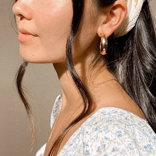 peach fuzz + gold vermeil 😉✨
@mejuri giving me a reason to put on something other than activewear 
#mejuri #ad