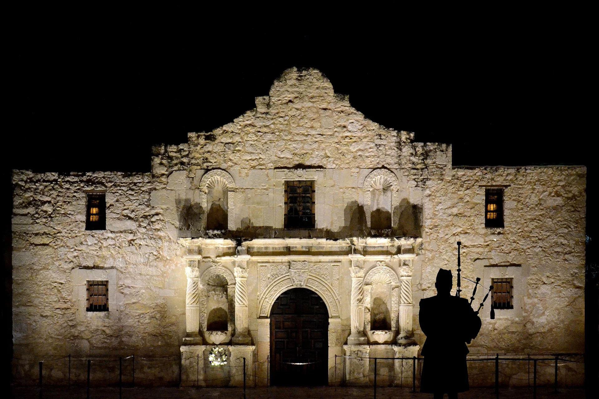 The Alamo is the most visited tourist destination in Texas with more than 2.5 million visitors annually. This modern image of a piper at the Alamo pays tribute to the contribution of Scots at the battle.